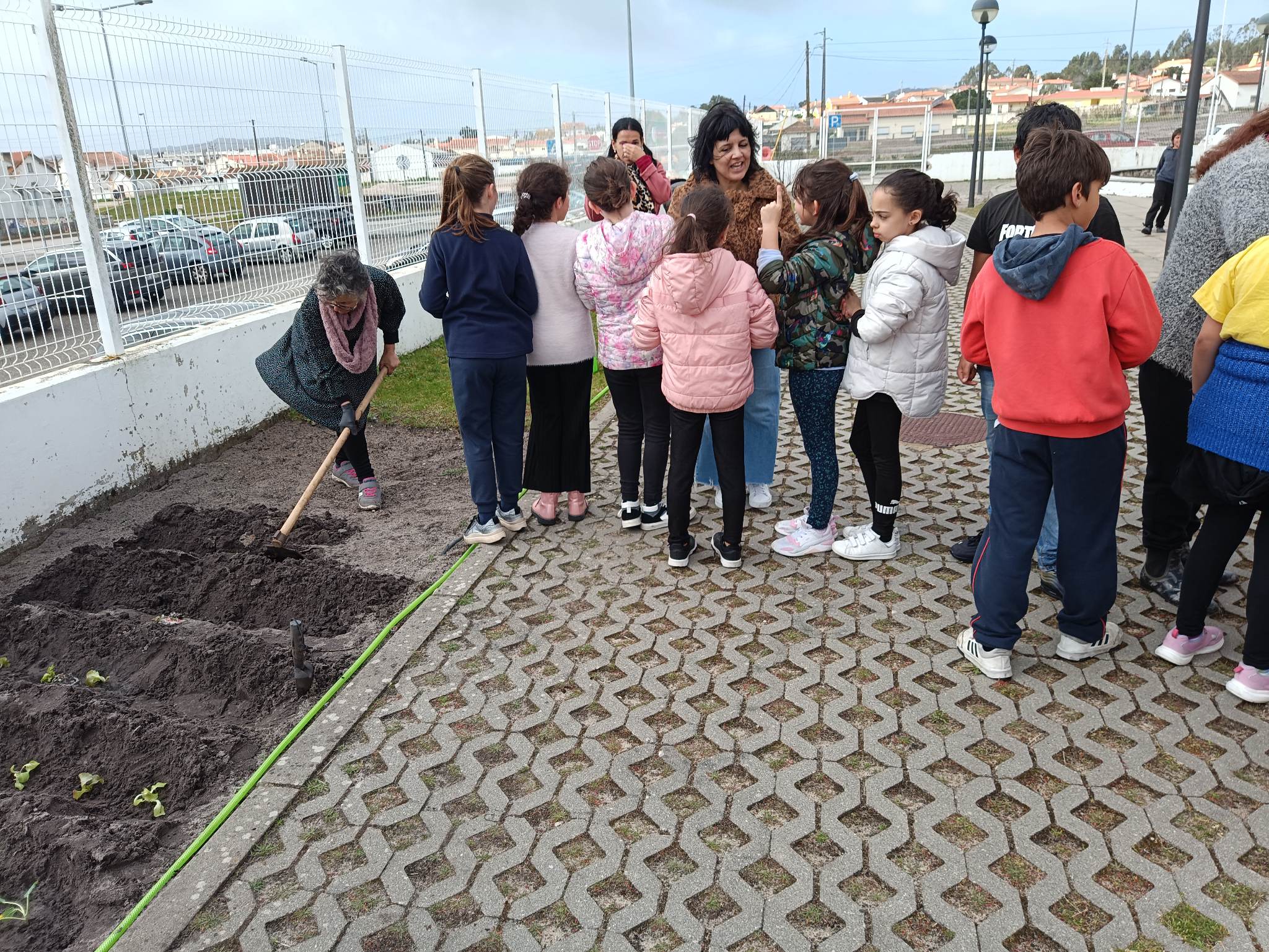 Inicio de plantação com alguns alunos. Cada canteiro está distribuído por turmas. desde a pré ao 4 ºano.