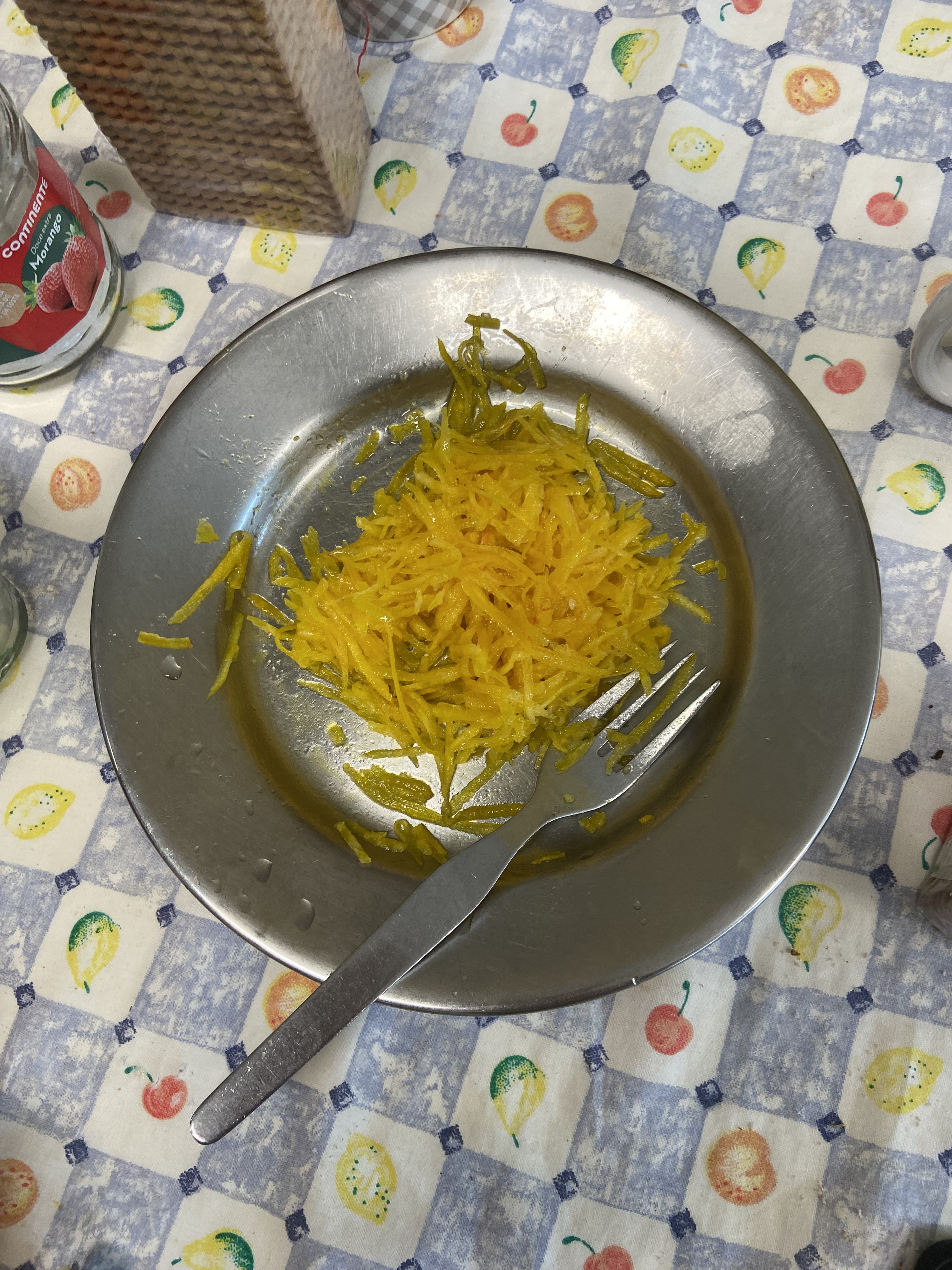 Colhemos beterraba amarela e os alunos comeram com muito gosto.