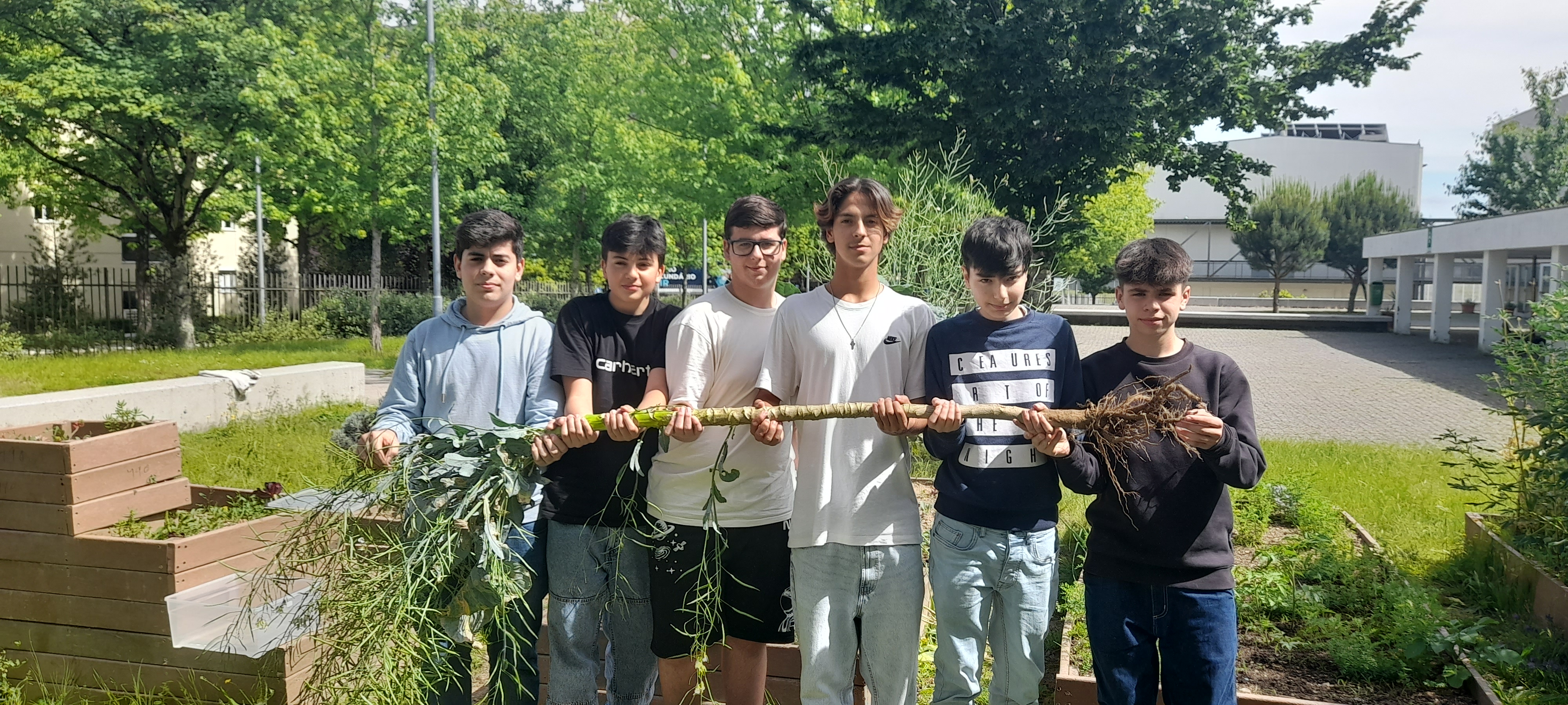 Equipa com o troféu (muita diversão). As sementes foram guardadas, para semear no próximo setembro.