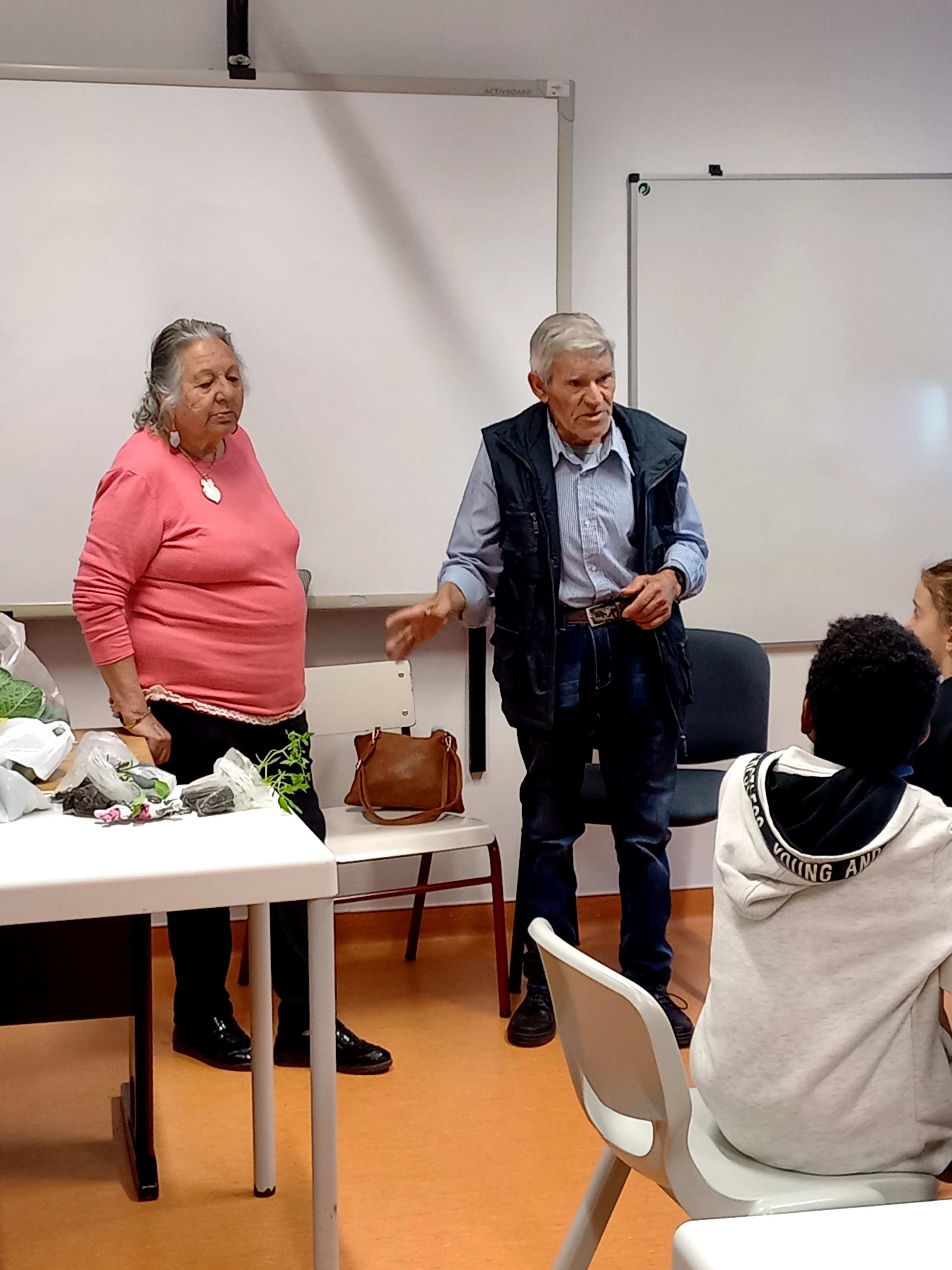 Para nos ajudar tivemos a presença do Sr. Joaquim Freitas, avô da nossa aluna Sara Freitas e sua esposa D. Elisa, que nos explicaram a importância de ter uma horta e os principais cuidados a ter com ela.