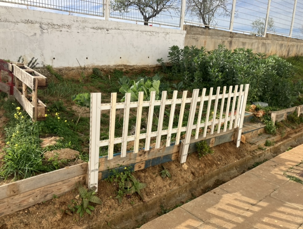 Construção de cerca  (com uso de paletes) para proteção das culturas.