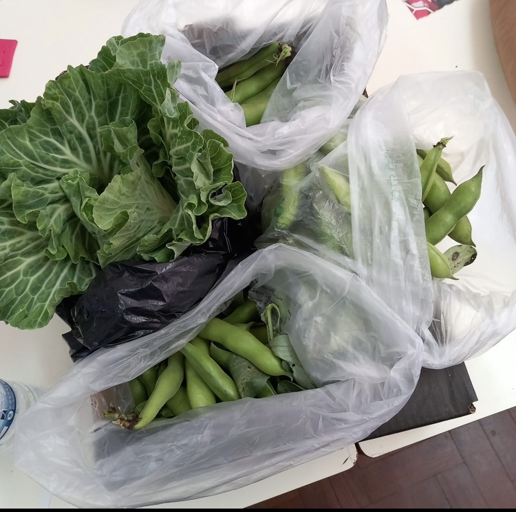 Produtos colocados à venda na sala de professores.