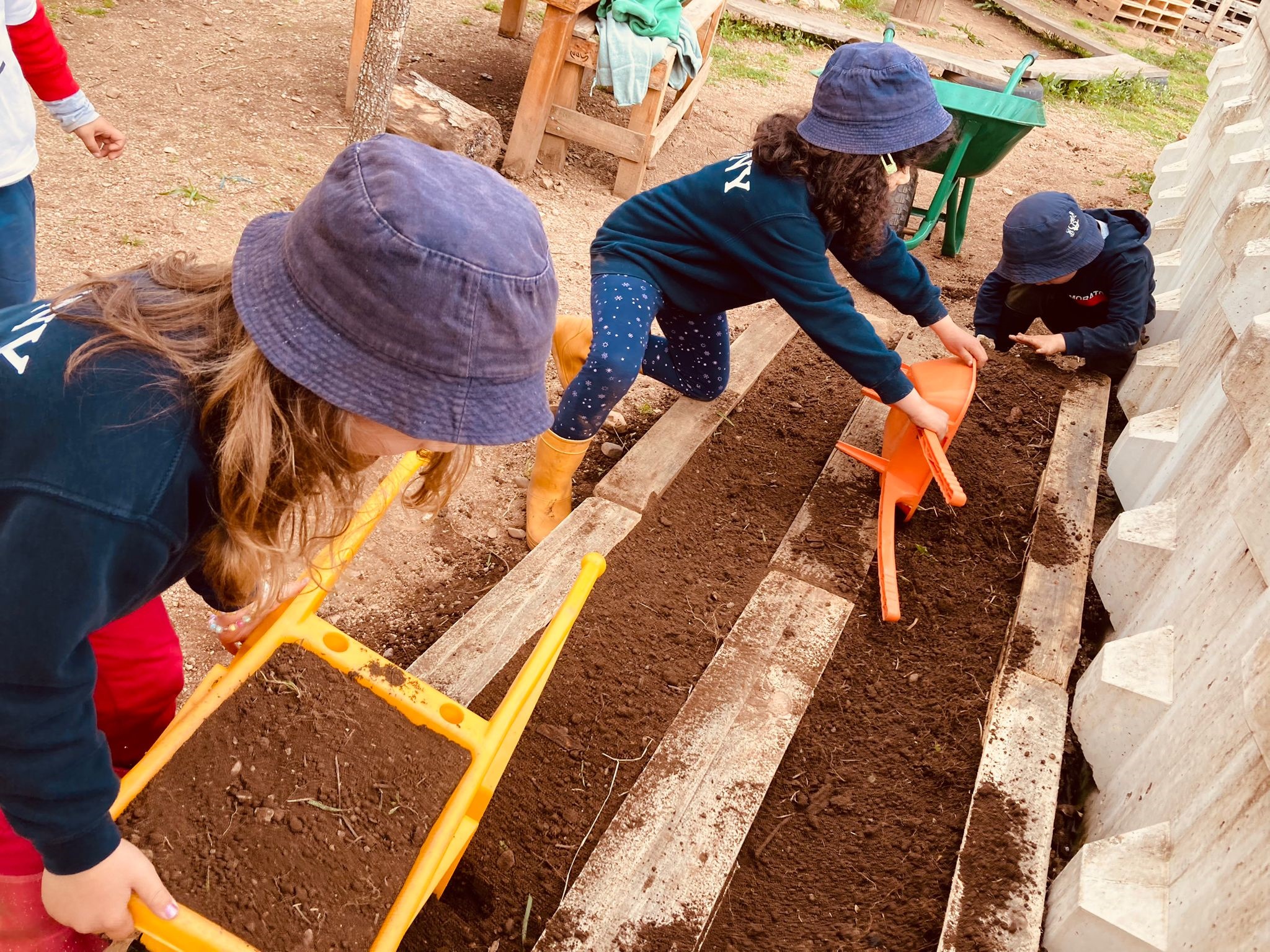 Preparação do terreno em paletes para a plantação.