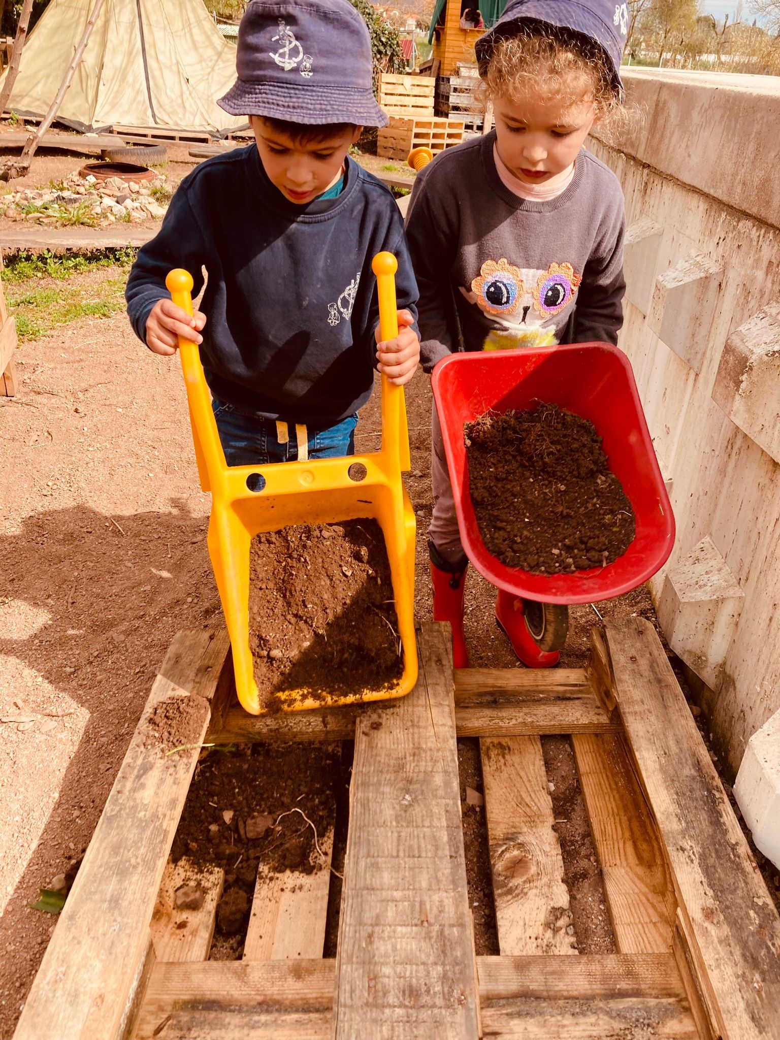 Preparação do terreno em paletes para a plantação.