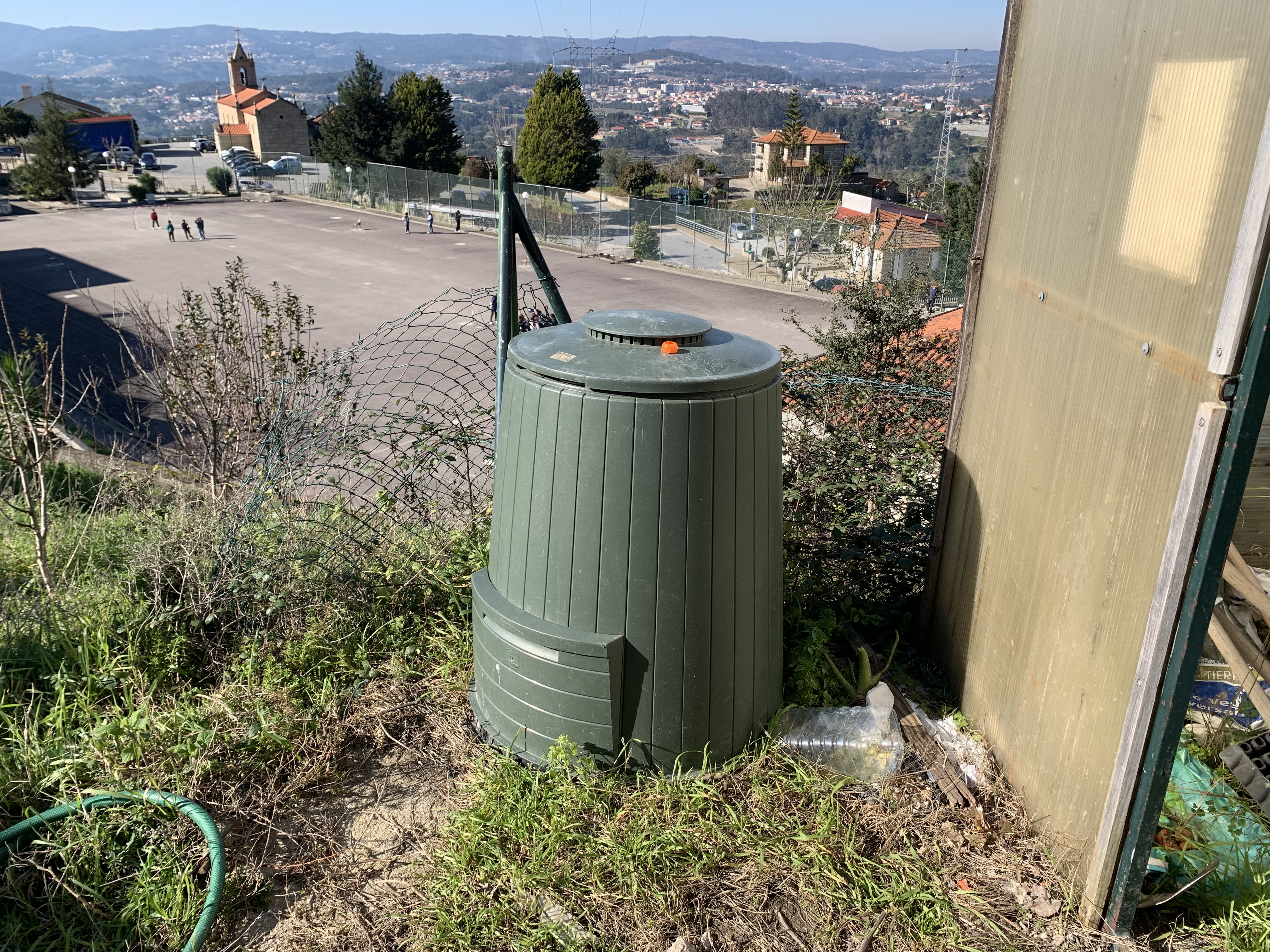 Recipiente onde se vai realizar a compostagem.