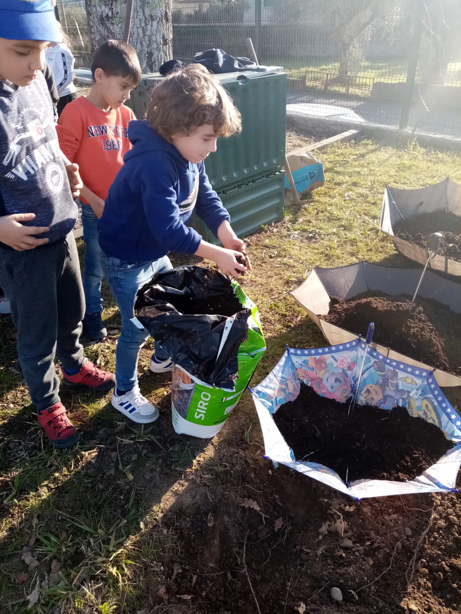 Nos nossos canteiros (guarda-chuvas) iniciámos o nosso cultivo com a preparação da terra.