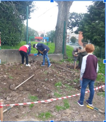 Alunos a cavarem a horta