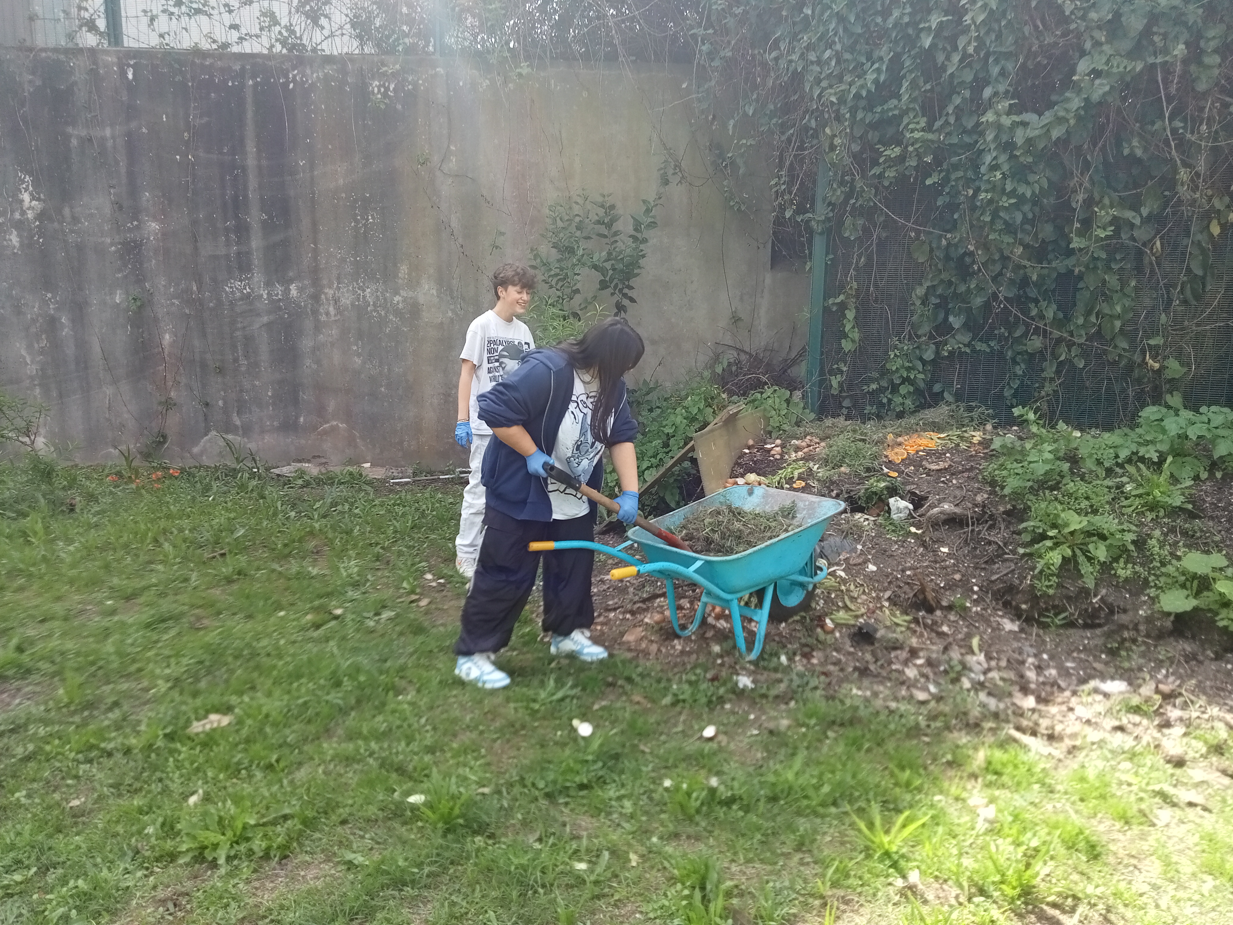 Depósito de materiais na pilha de compostagem.