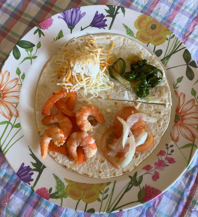 exemplificação, pela professora, de como se faz uma tortilha com alguns dos legumes da horta: tomates, cebolas, pimentos…