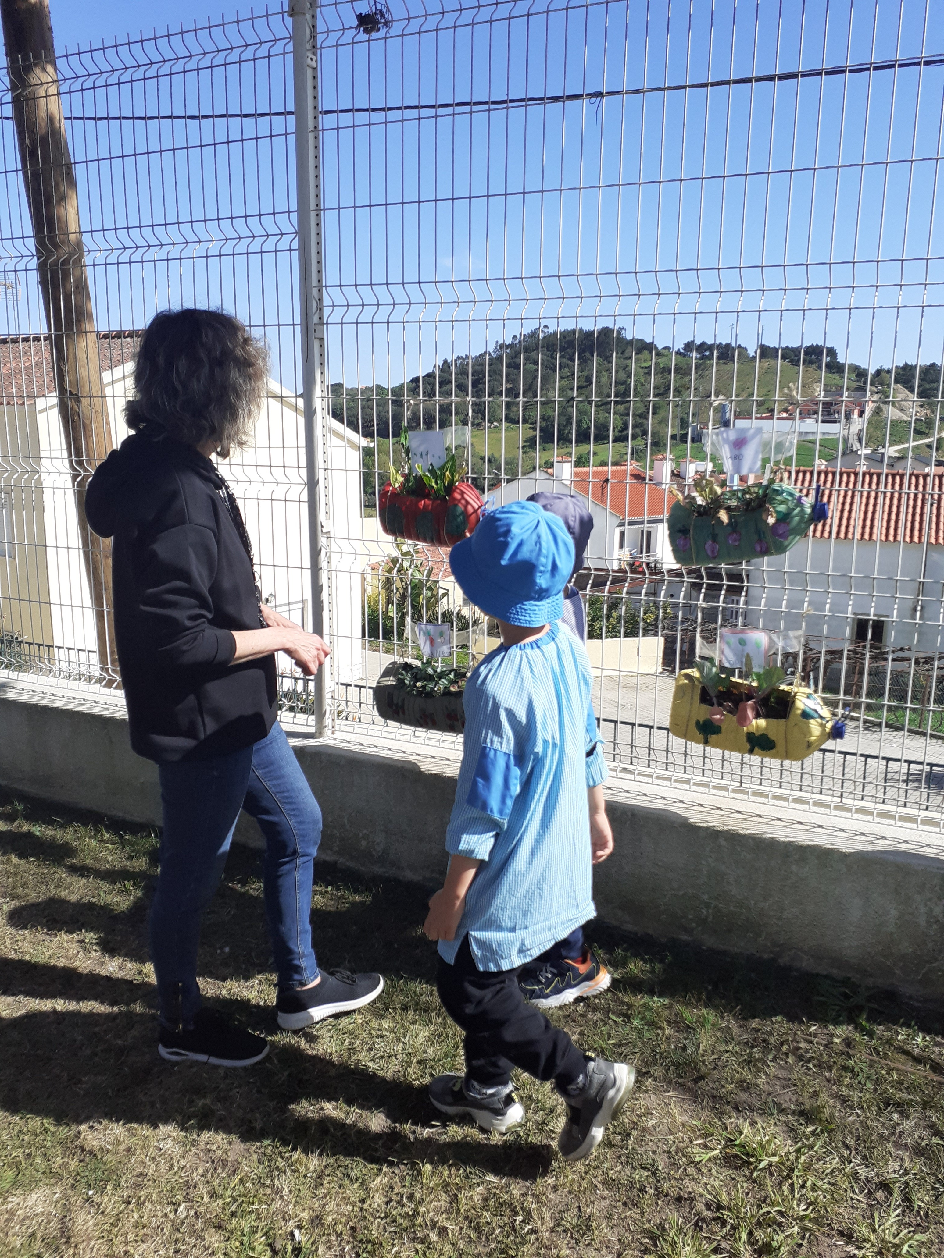 Nabos, couve nabiça e morangos.