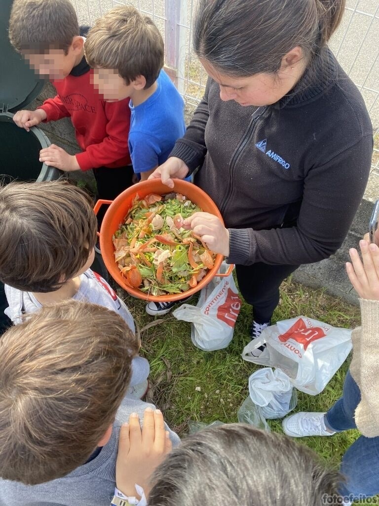 Projeto Pais Tutores (Mãe e Avó): Explicação, preparação e dinamização do compostor da horta
