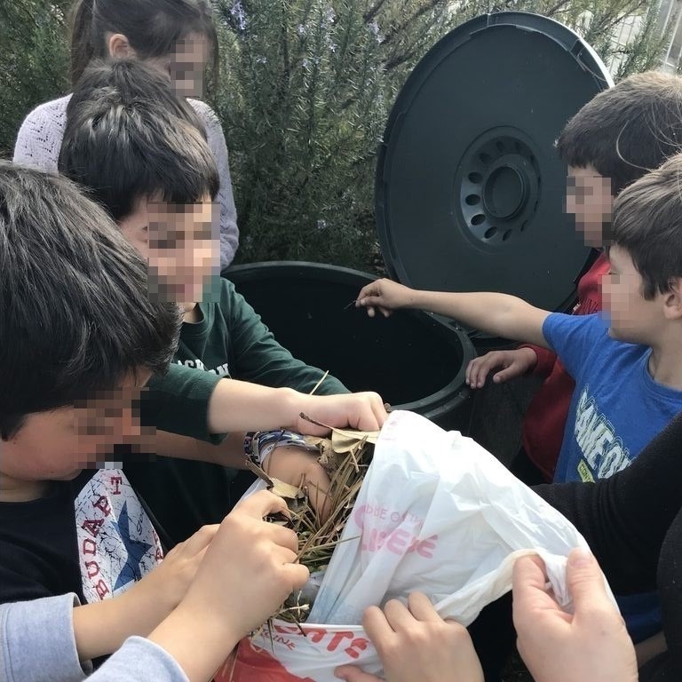 Projeto Pais Tutores (Mãe e Avó): Explicação, preparação e dinamização do compostor da horta