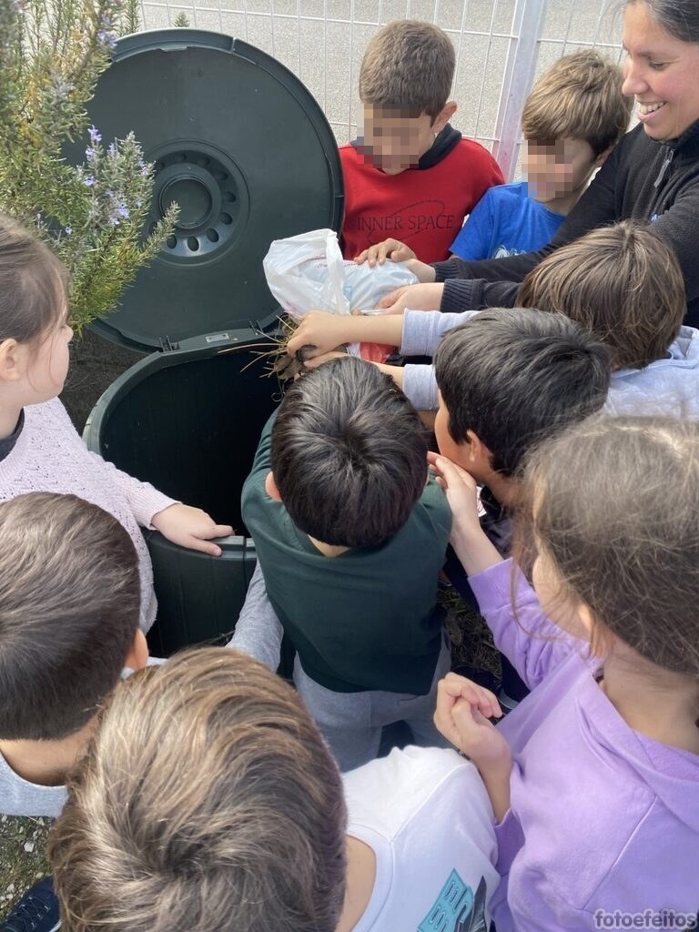 Projeto Pais Tutores (Mãe e Avó): Explicação, preparação e dinamização do compostor da horta
