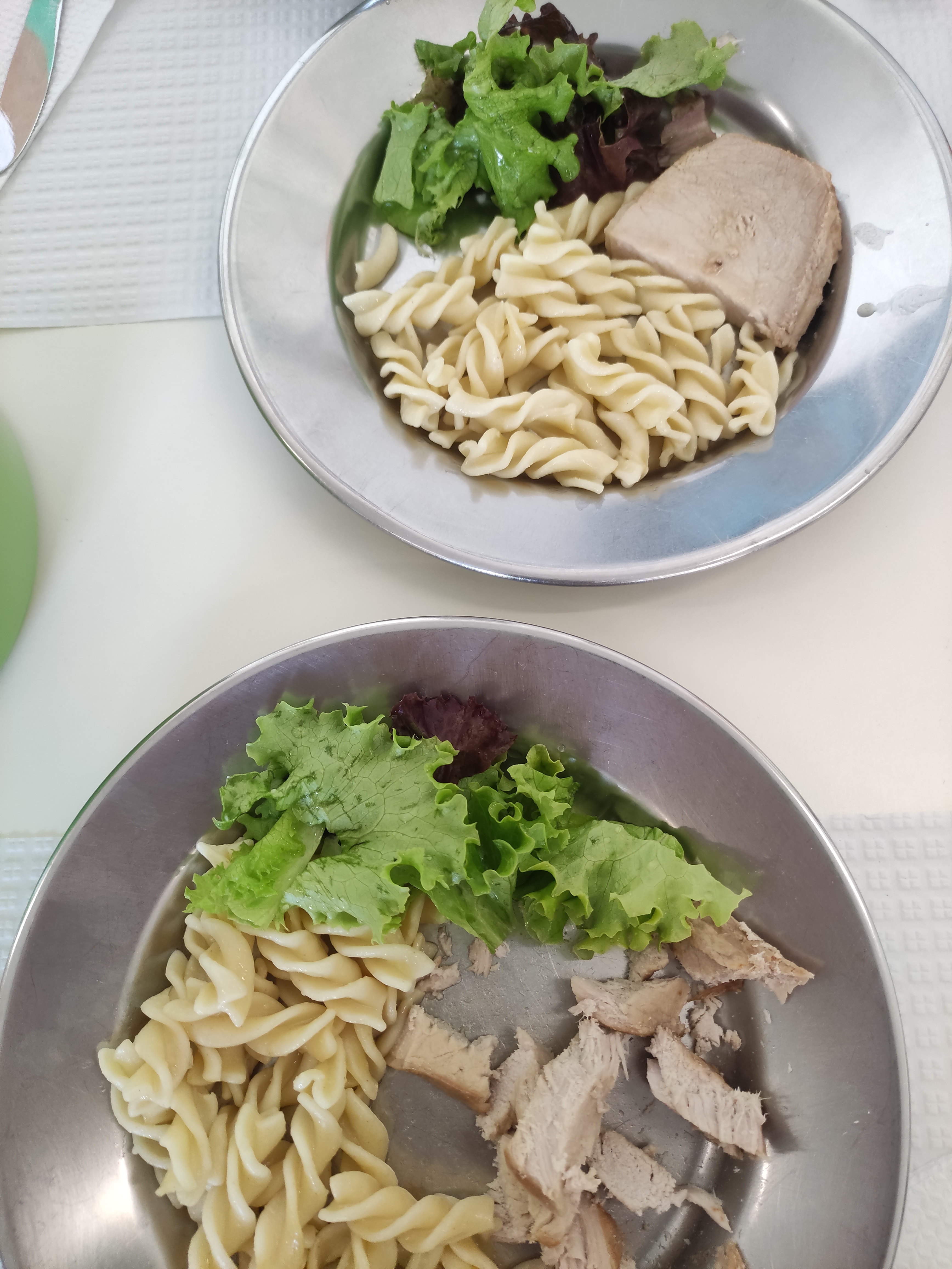 Ao almoço, acompanhamos a refeição com as alfaces colhidas na nossa horta.