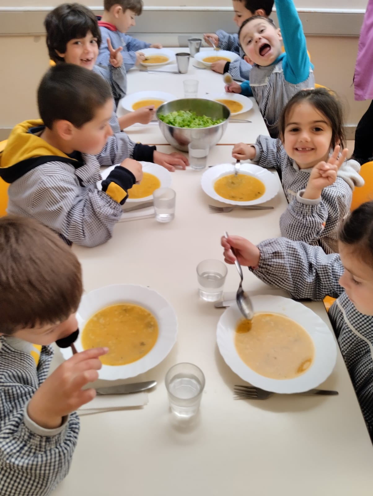 Comendo a salada no refeitório