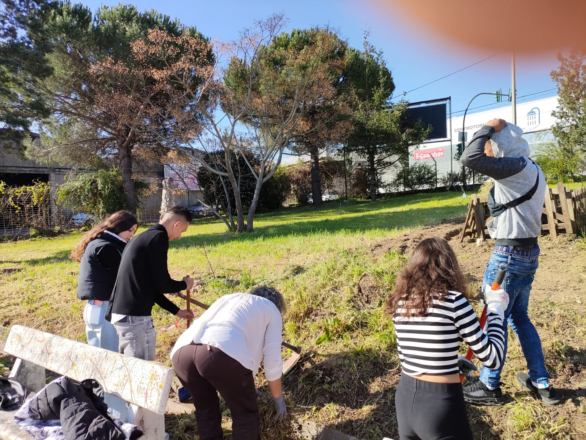 Preparação do terreno para as culturas, pelos alunos do Centro de Apoio à Aprendizagem