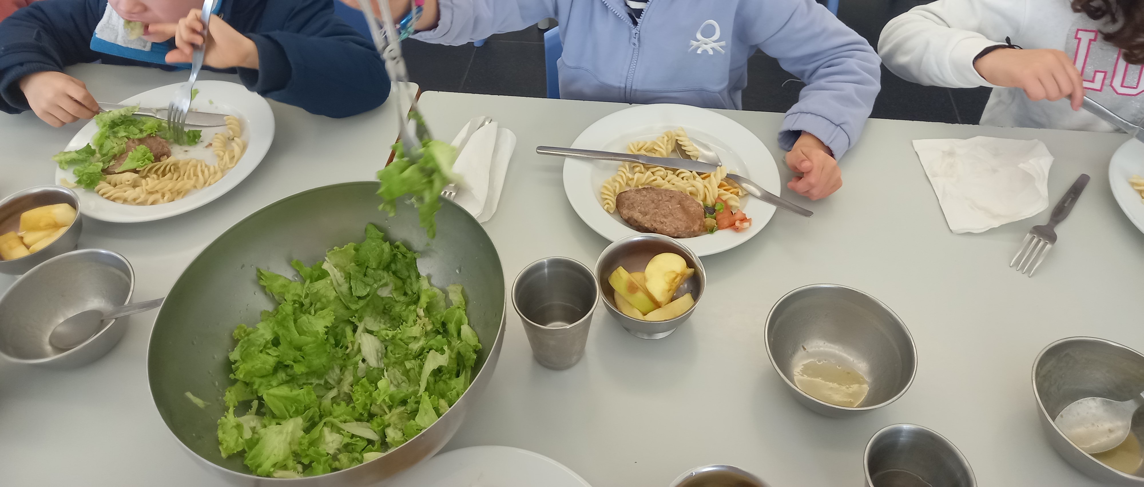 Almoço no refeitório com a deliciosa e saudável salada de alface