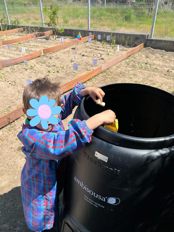 A realização da compostagem desde o pré - escolar ao 1º ciclo.