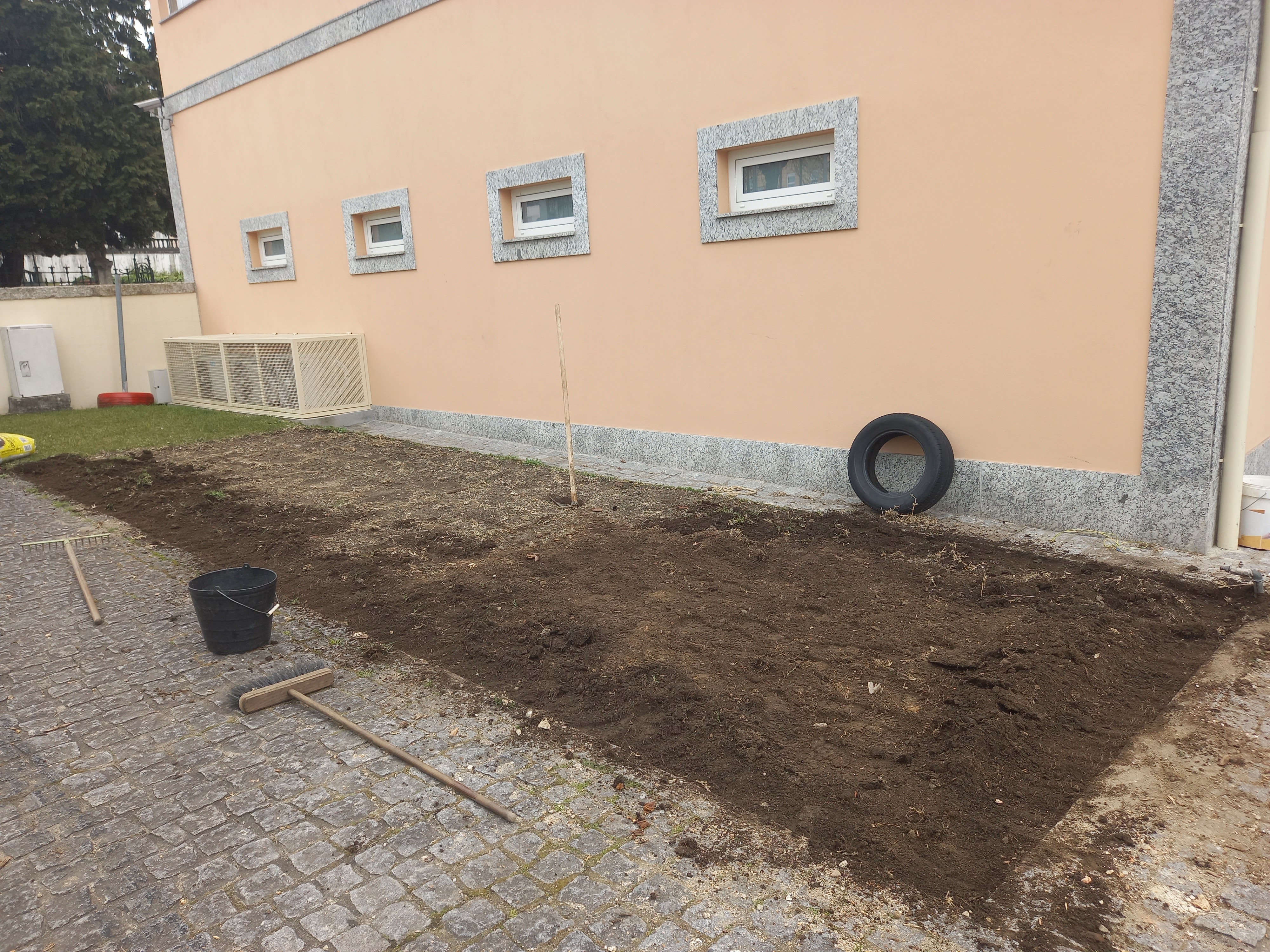 Fresar e estrumar o terreno.