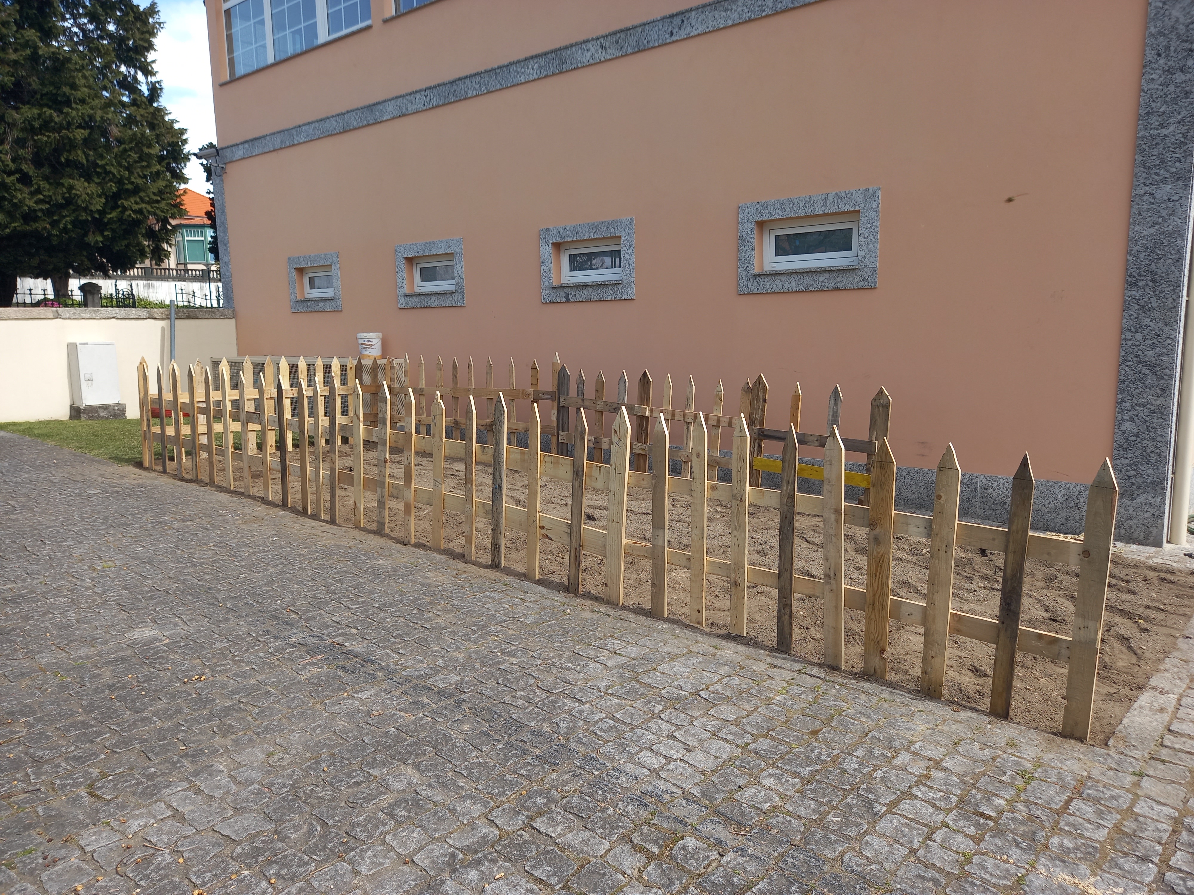 Terreno e cerca da Horta terminados! Prontos para próximo passo...