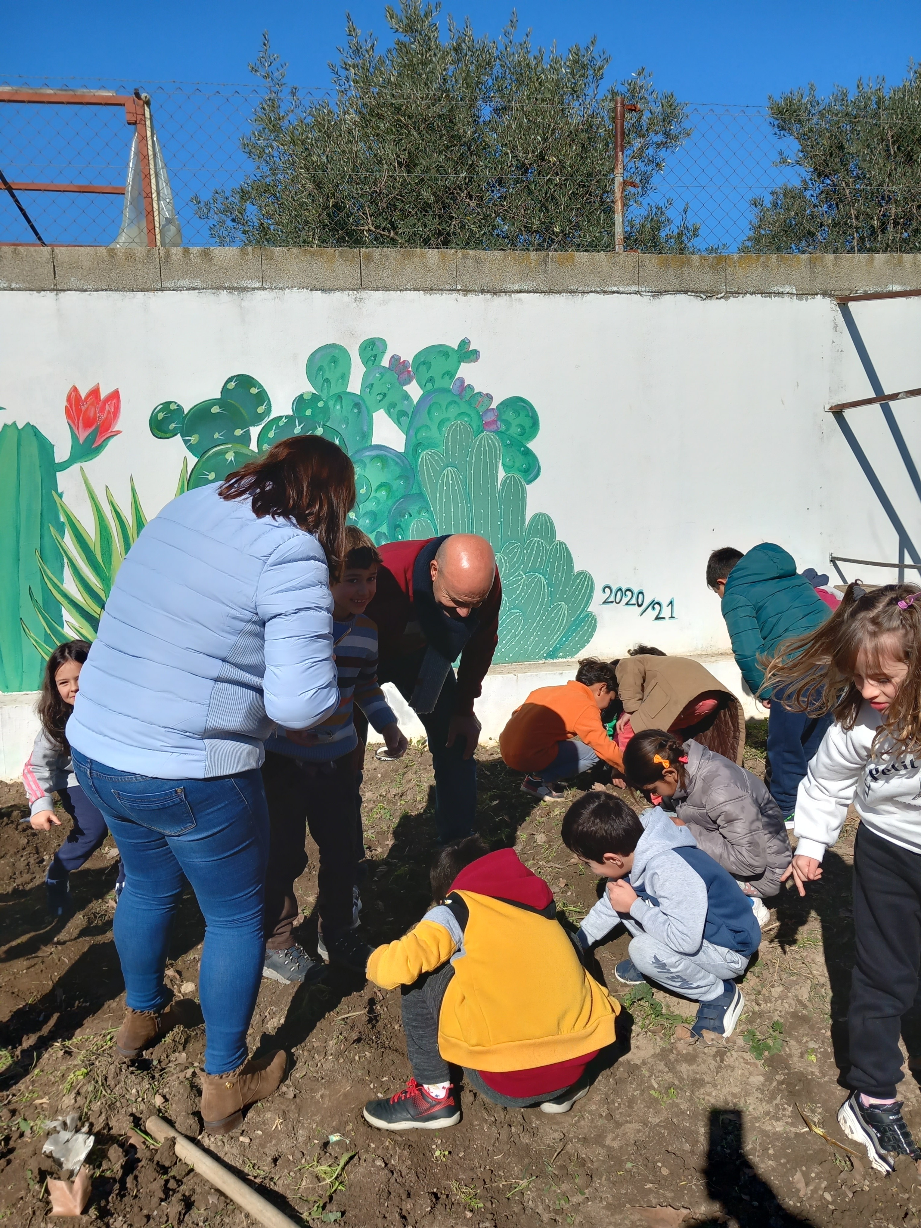 Limpeza do terreno com os alunos do 1ºciclo