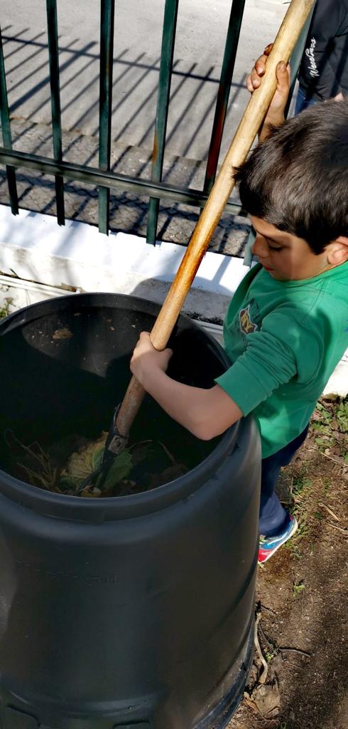 As ervas/plantas retiradas da limpeza da horta são colocadas no compostor.