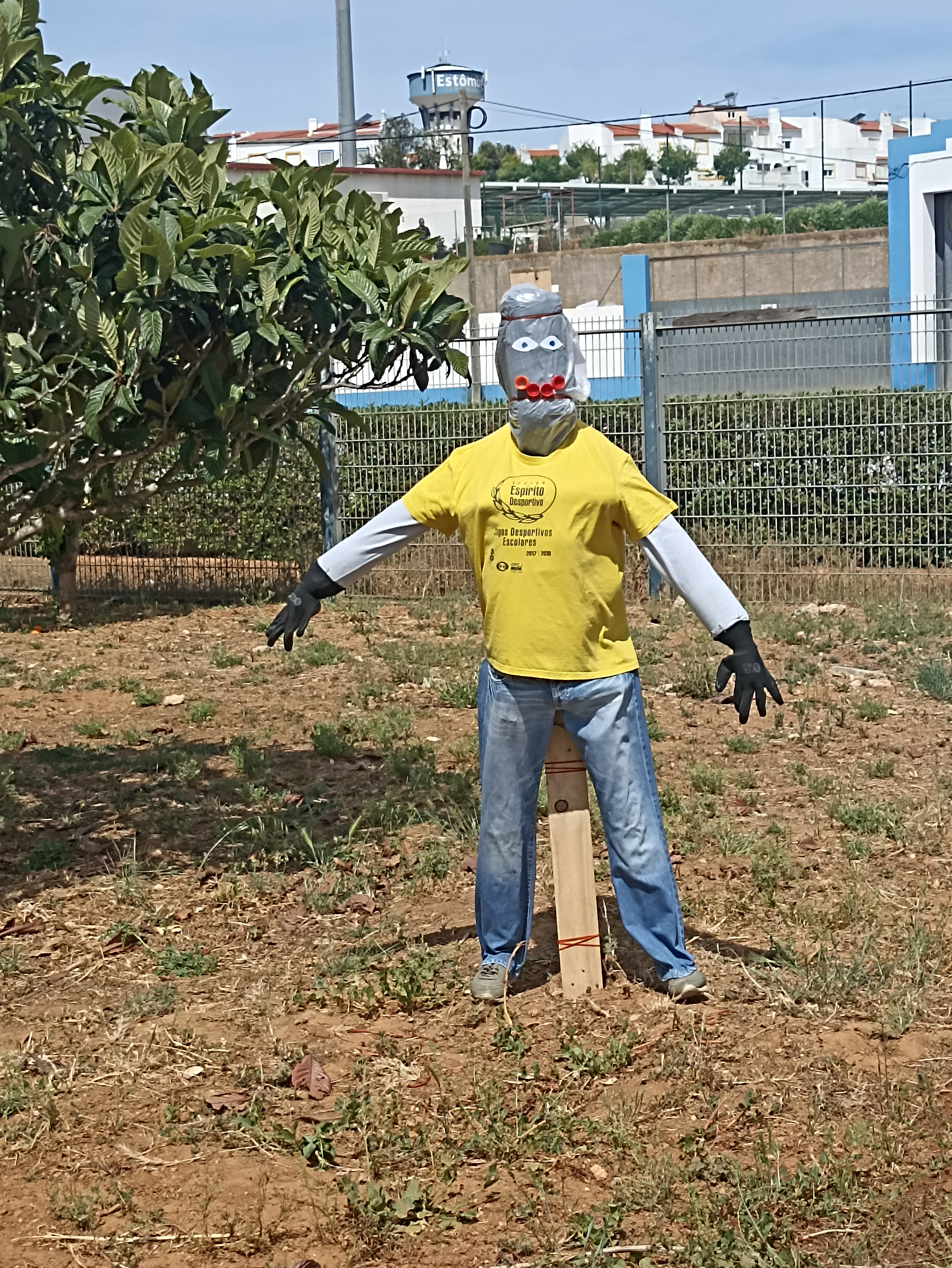 O espantalho da nossa horta, realizado pelos alunos e professores de educação especial.