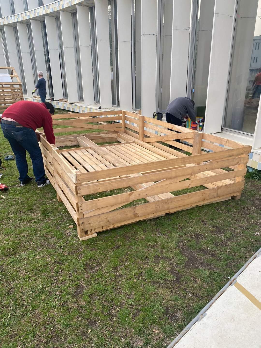 Os encarregados de educação ajudaram na construção da estrutura para a horta biológica
