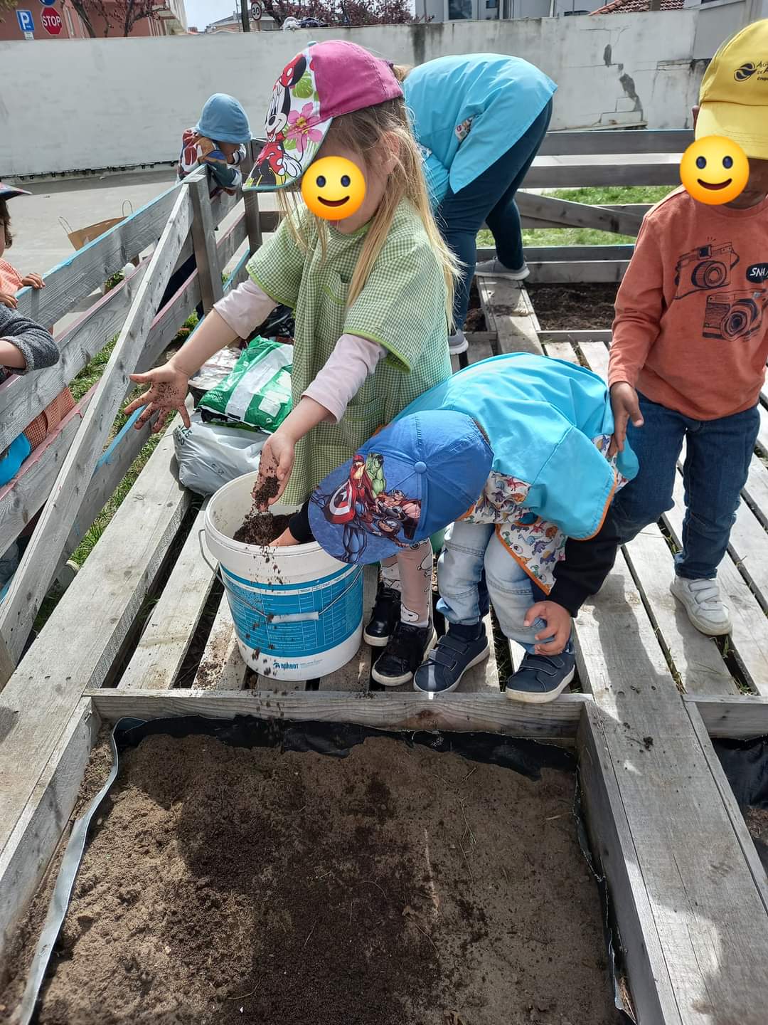 Depois das parcelas limpas, colocamos mais terra e fertilizamos com os resíduos do compostor escolar.
A terra estava prprda para receber os produtos hortícolas