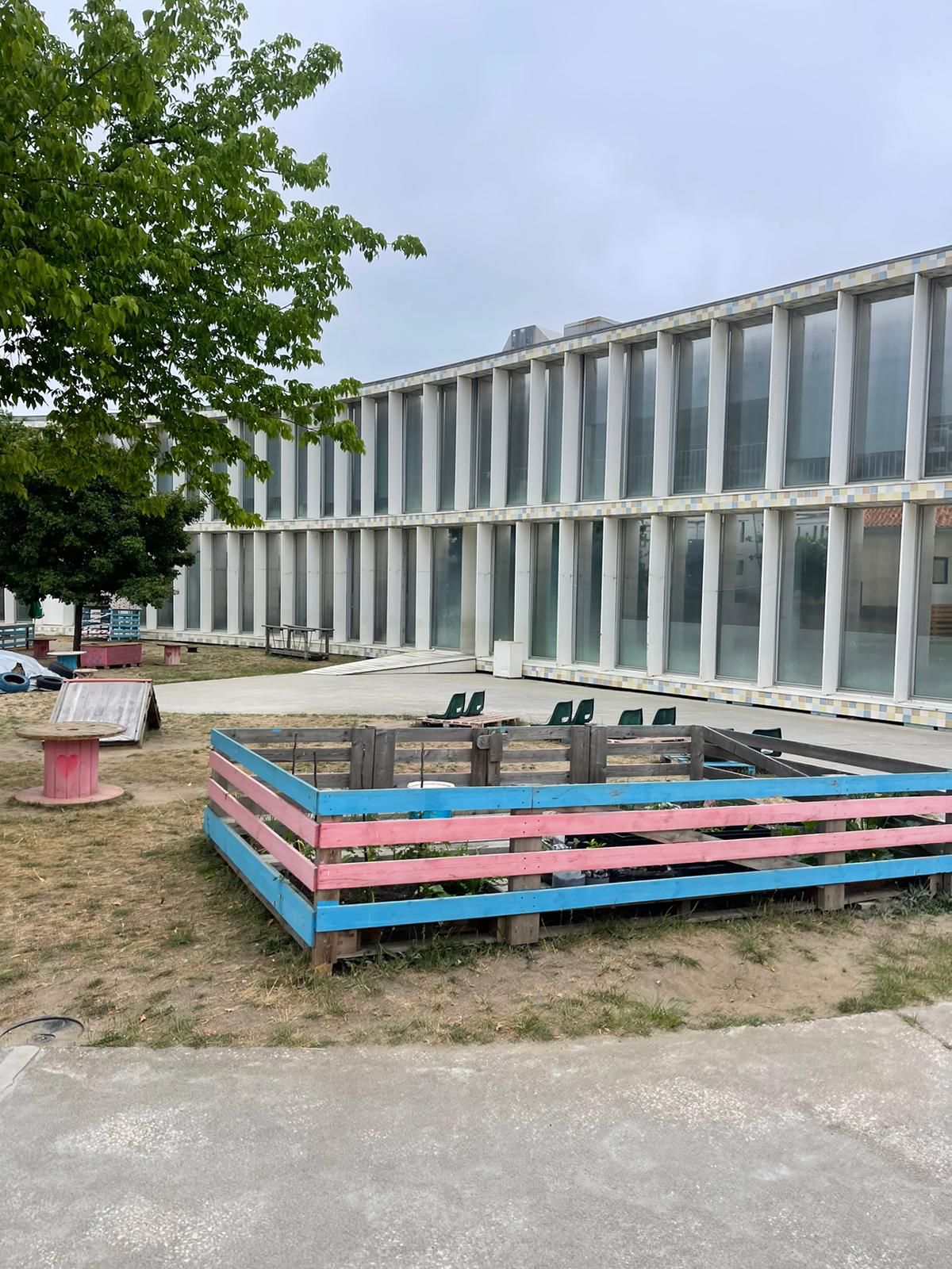 A estrutura foi colocada no espaço pretendido , do recreio escolar e pintada pelas crianças
