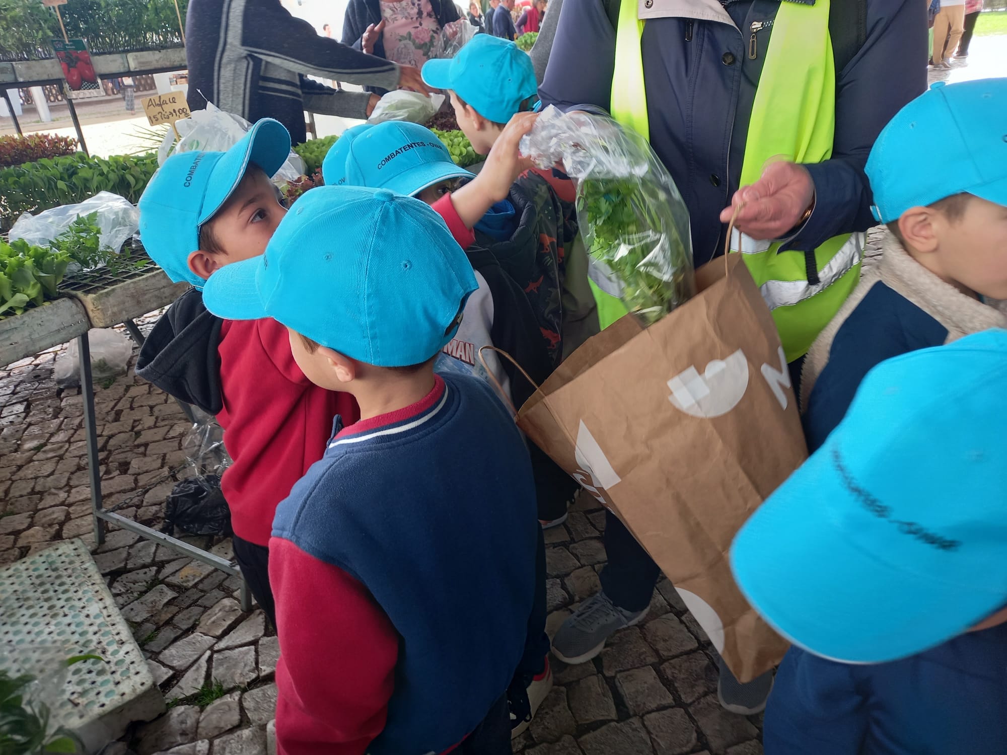 Contentes as crianças vieram para a escola com os produtos para plantar. 
Estava a chegar a Primavera!