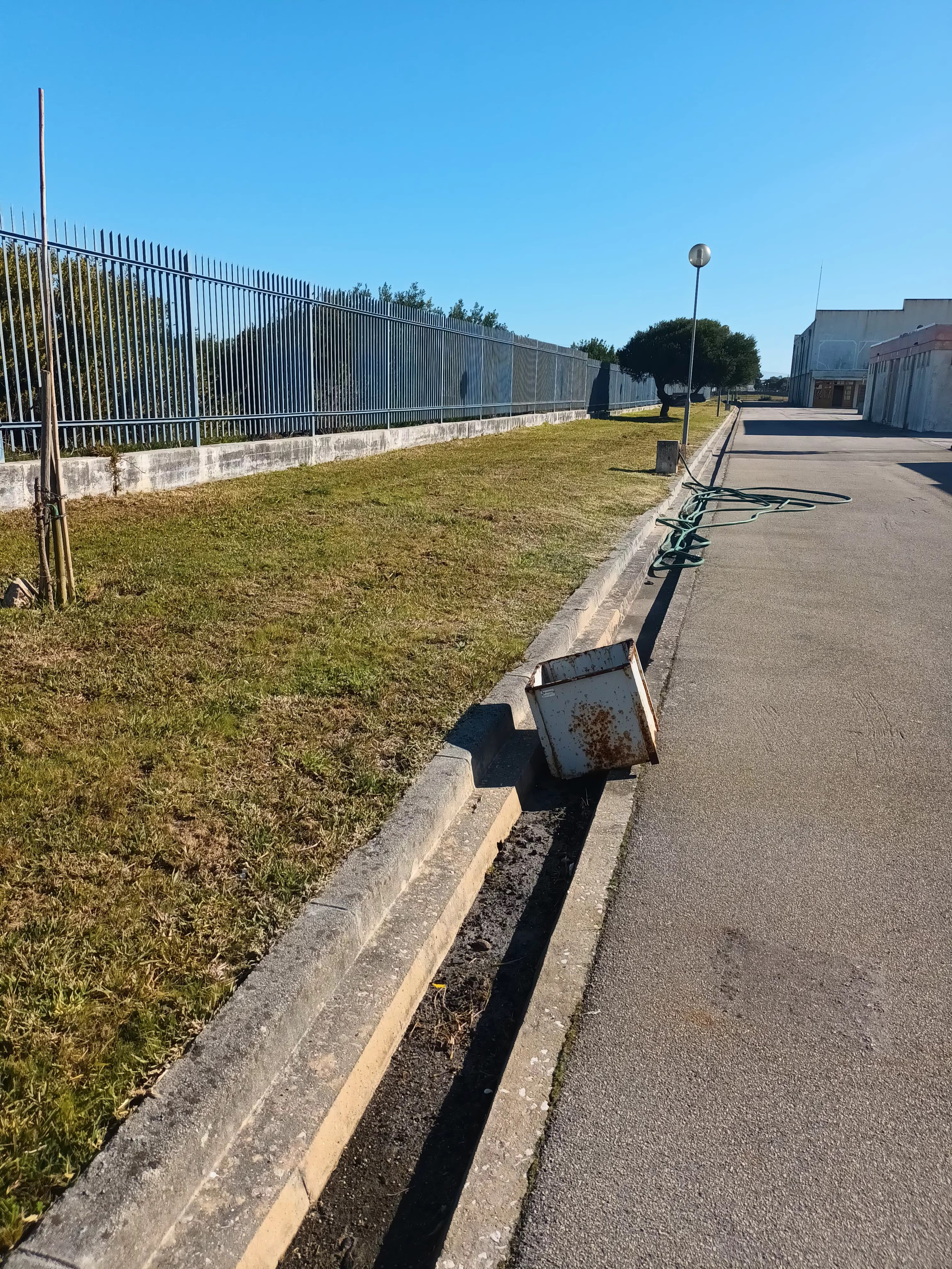Vamos balizar diversos canteiros para Hortas. A Junta de freguesia virá retirar a relva nos espaços a disponibilizar.