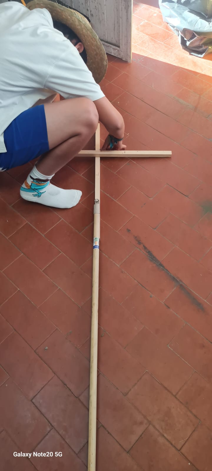2ª fase: montagem da estrutura do espantalho com paus de vassoura.