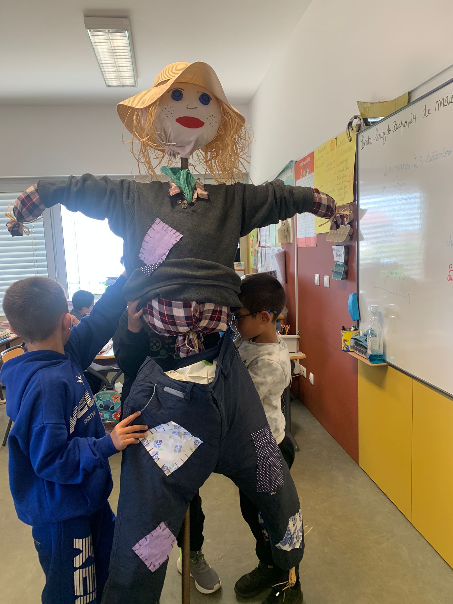 Os alunos vestem o espantalho.