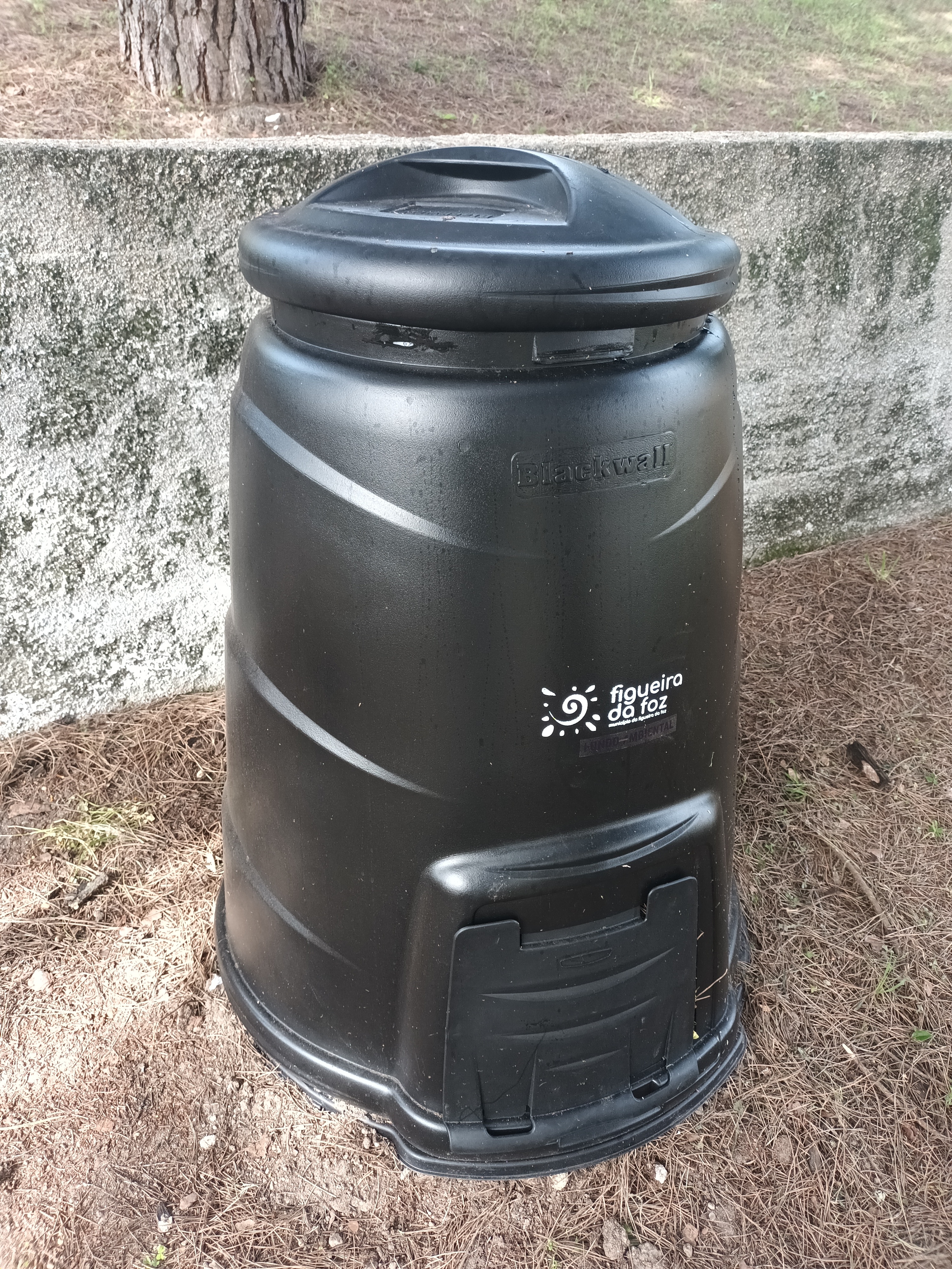 Colocação de um novo Compostor de apoio à horta.