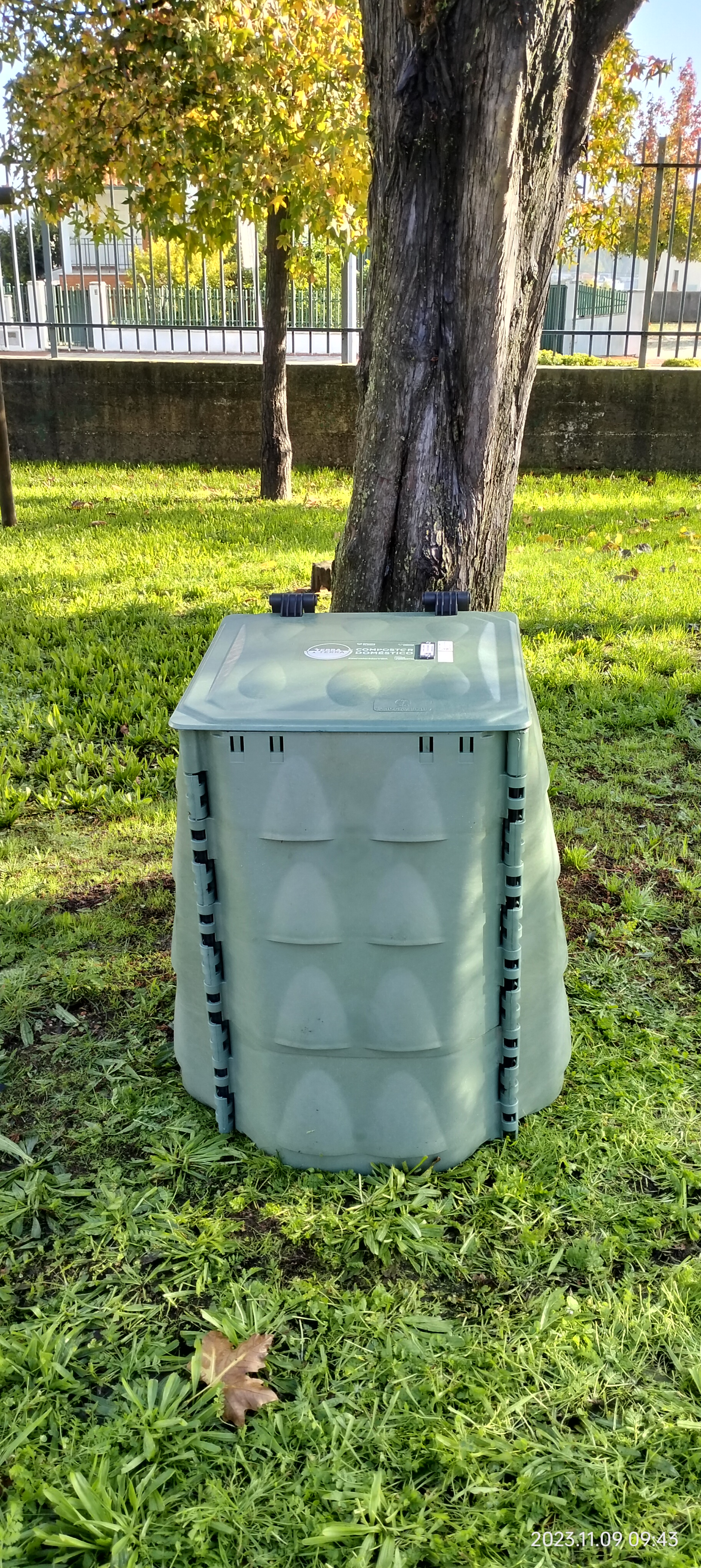 Biocompostor fornecido pelo Município para o qual foram encaminhadas as ervas daninhas retiradas da horta.