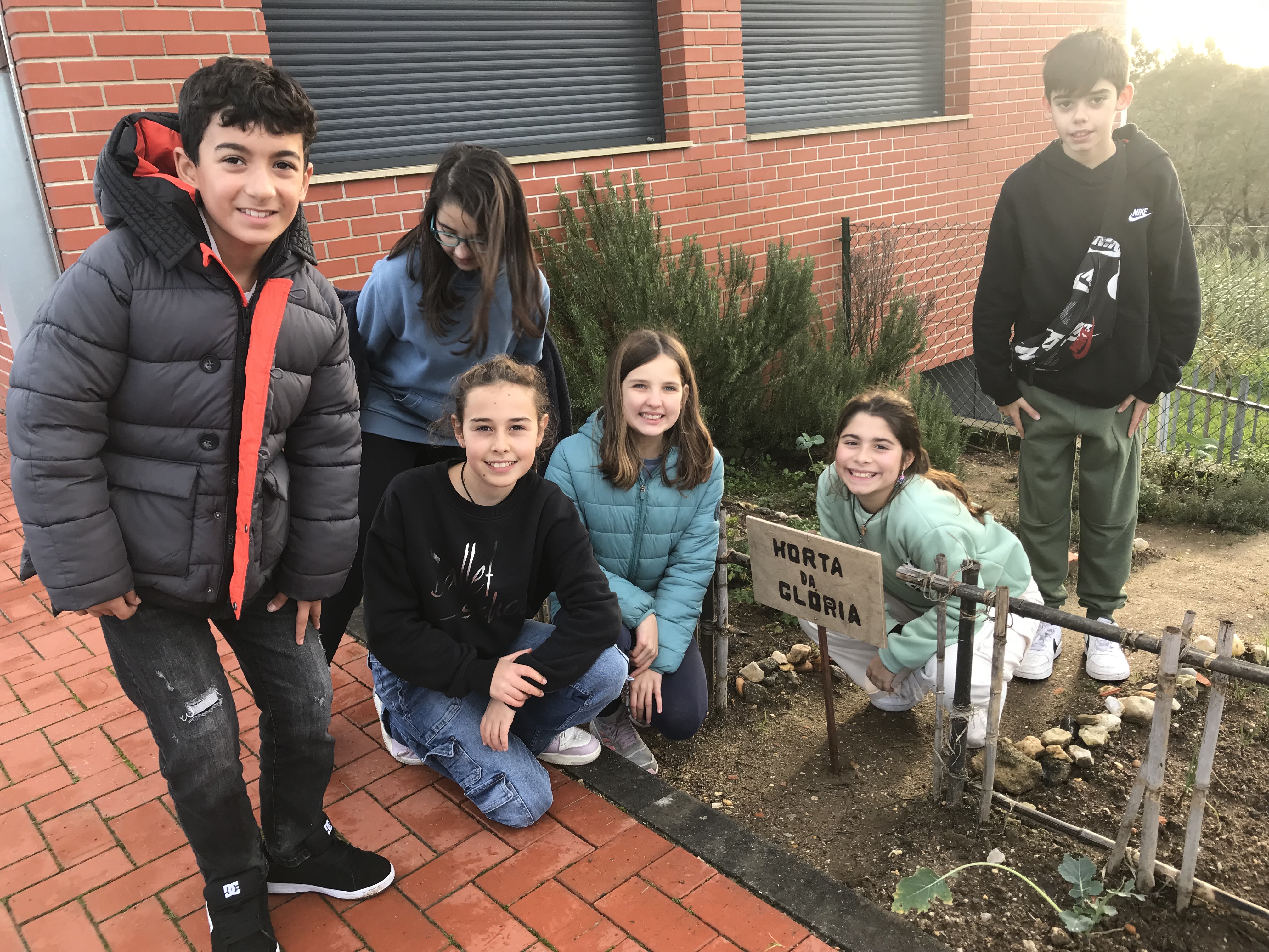 Grupo de alunos da turma do 6D da EBAA que foi mobilizado para a dinamização da horta escolar. Nesse grupo inclui-se o Eco-Delegado que estabelece a "ponte" com os Coordenadores do projeto Eco-Escola. Ao todo são 9 alunos diretamente envolvidos.