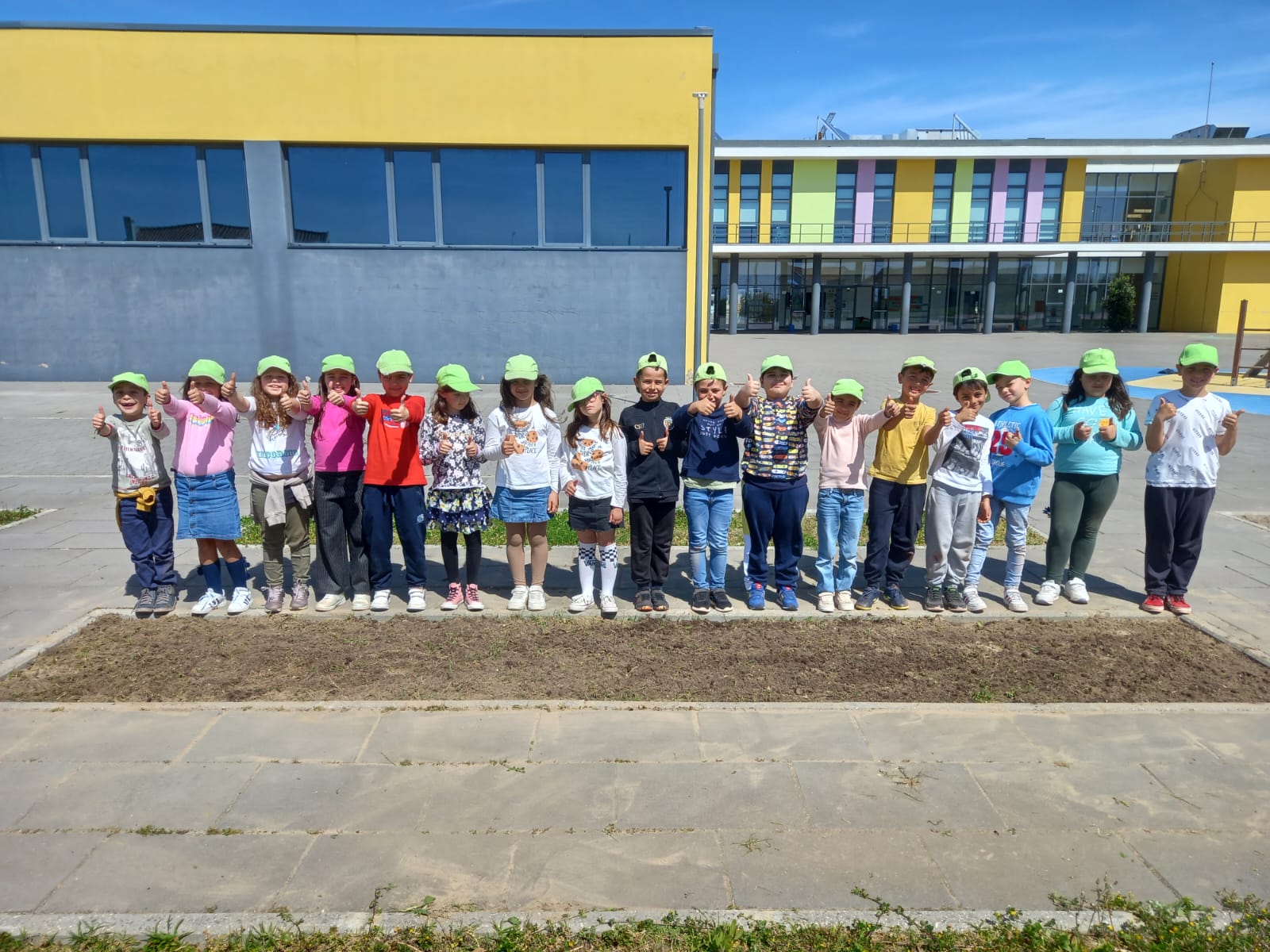 Limpeza  do  espaço da horta ATG 7 das ervas daninhas. Depois de algum trabalho a turma ATG 7 preparou o terreno  para o cultivo das plantas,