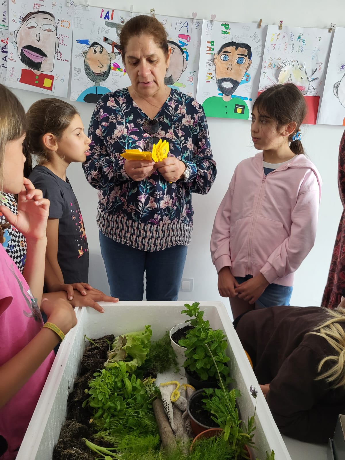 Os alunos da turma ATG 8 tiveram a presença de uma mãe que trouxe as plantas, ajudou os alunos  a identificá-las  e e plantá-las  e ainda trouxe  bichos da seda para todos verem.