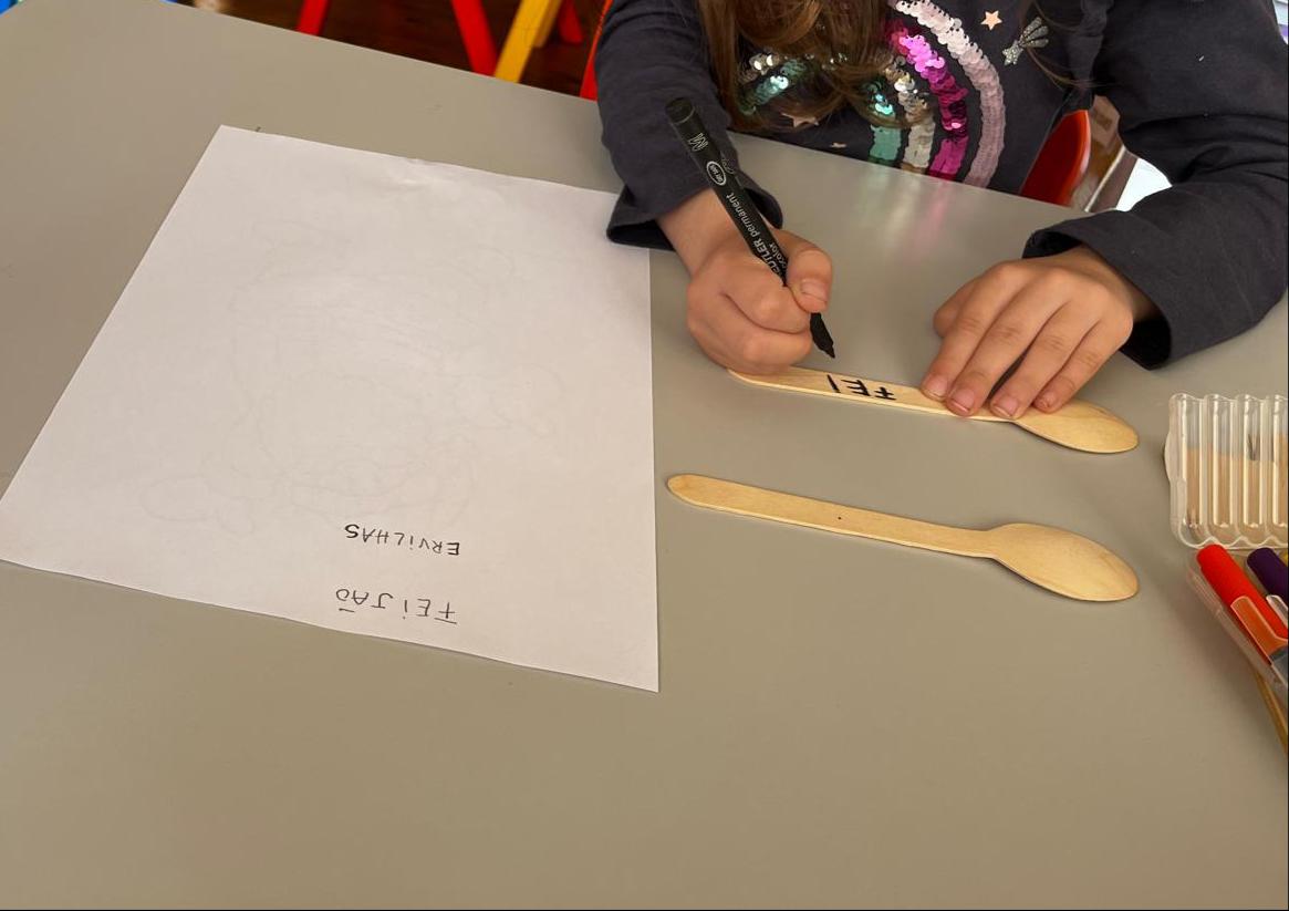Realização de placas para identificar os canteiros.