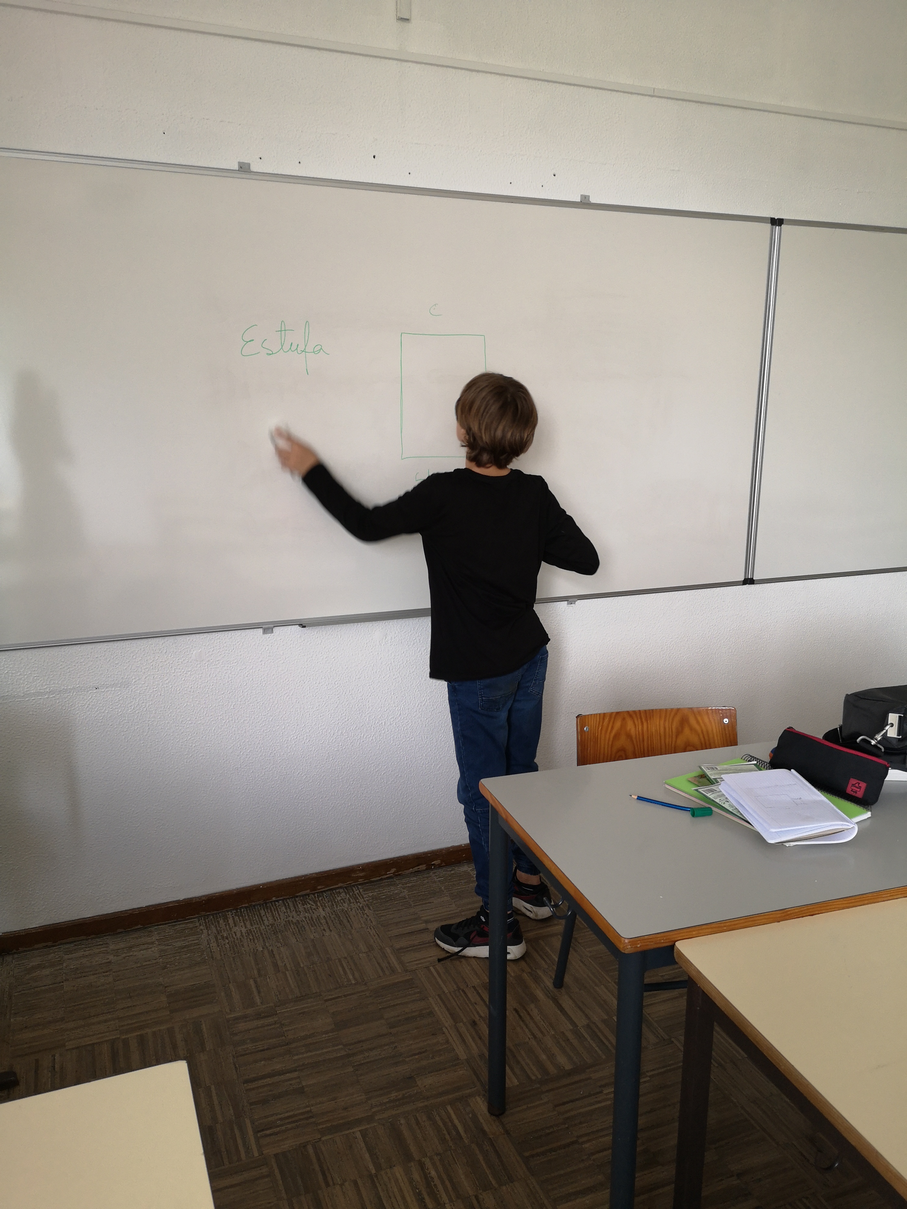 Medição e cálculo da área da estufa na aula de Matemática.