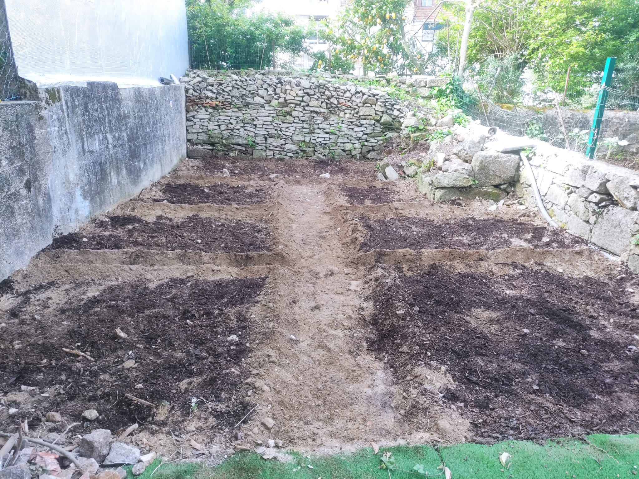 Preparação do terreno e divisão para as culturas.
