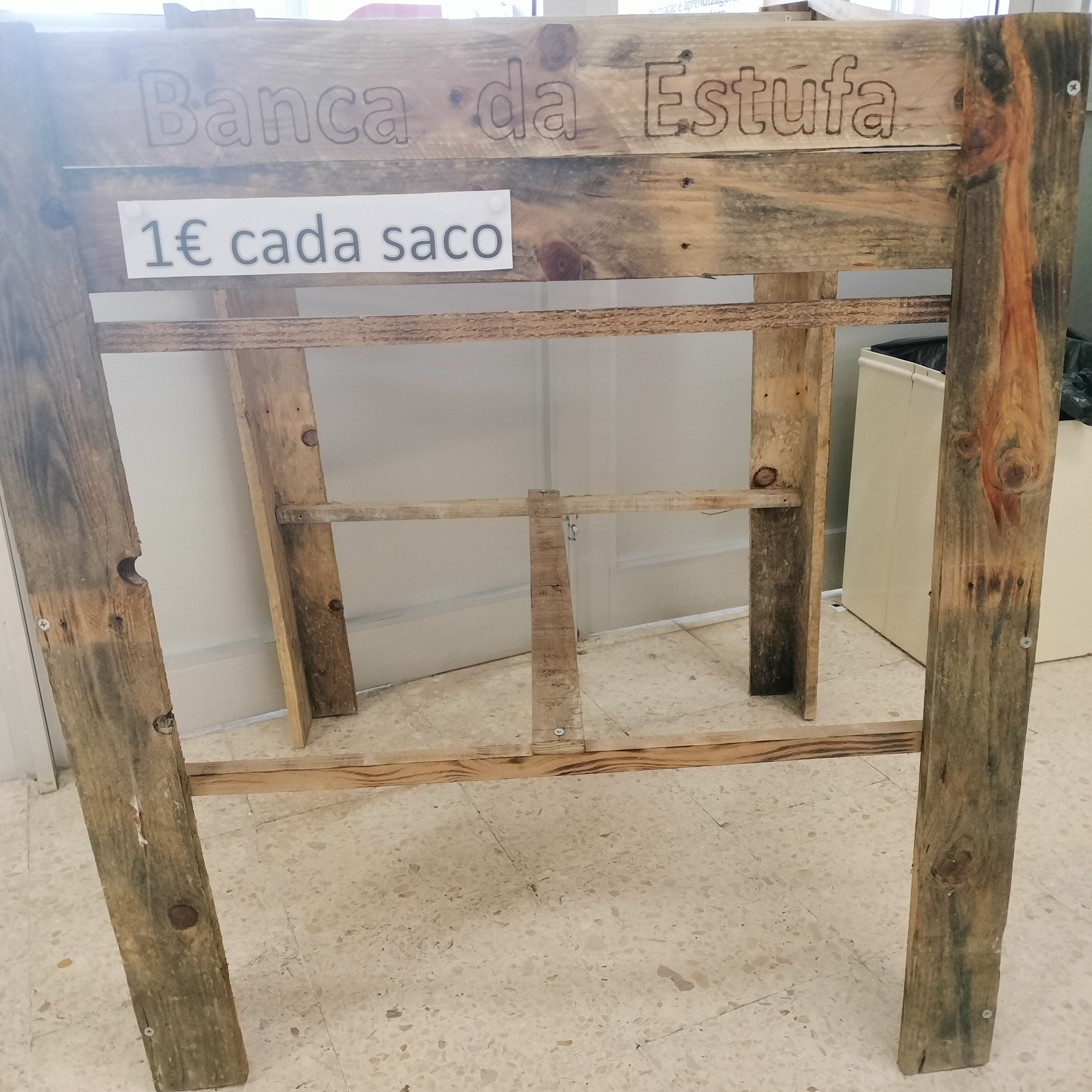 Banca construída para a venda dos produtos da estufa.