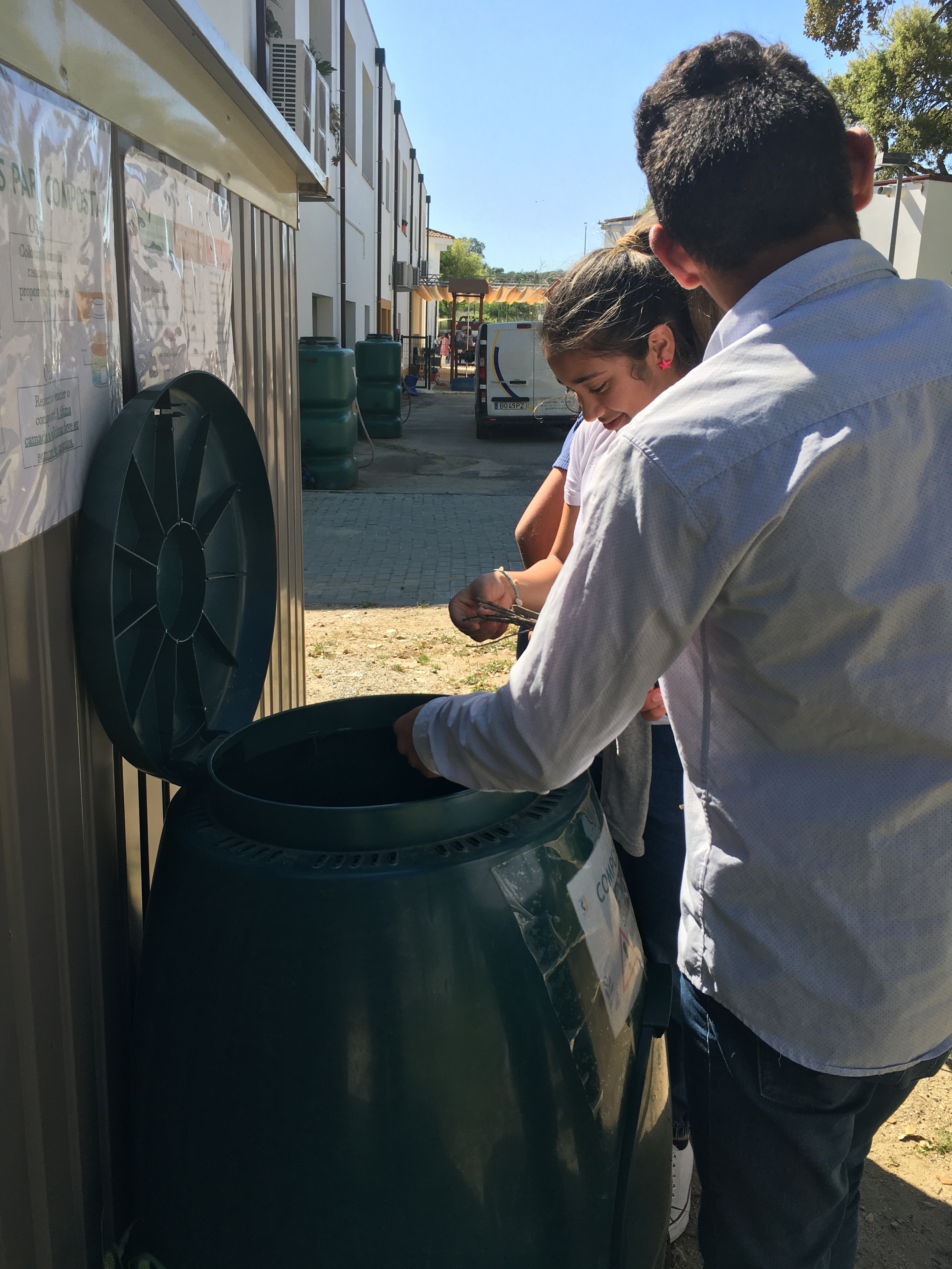 Colocação de resíduos verdes e castanhos para Compostagem.