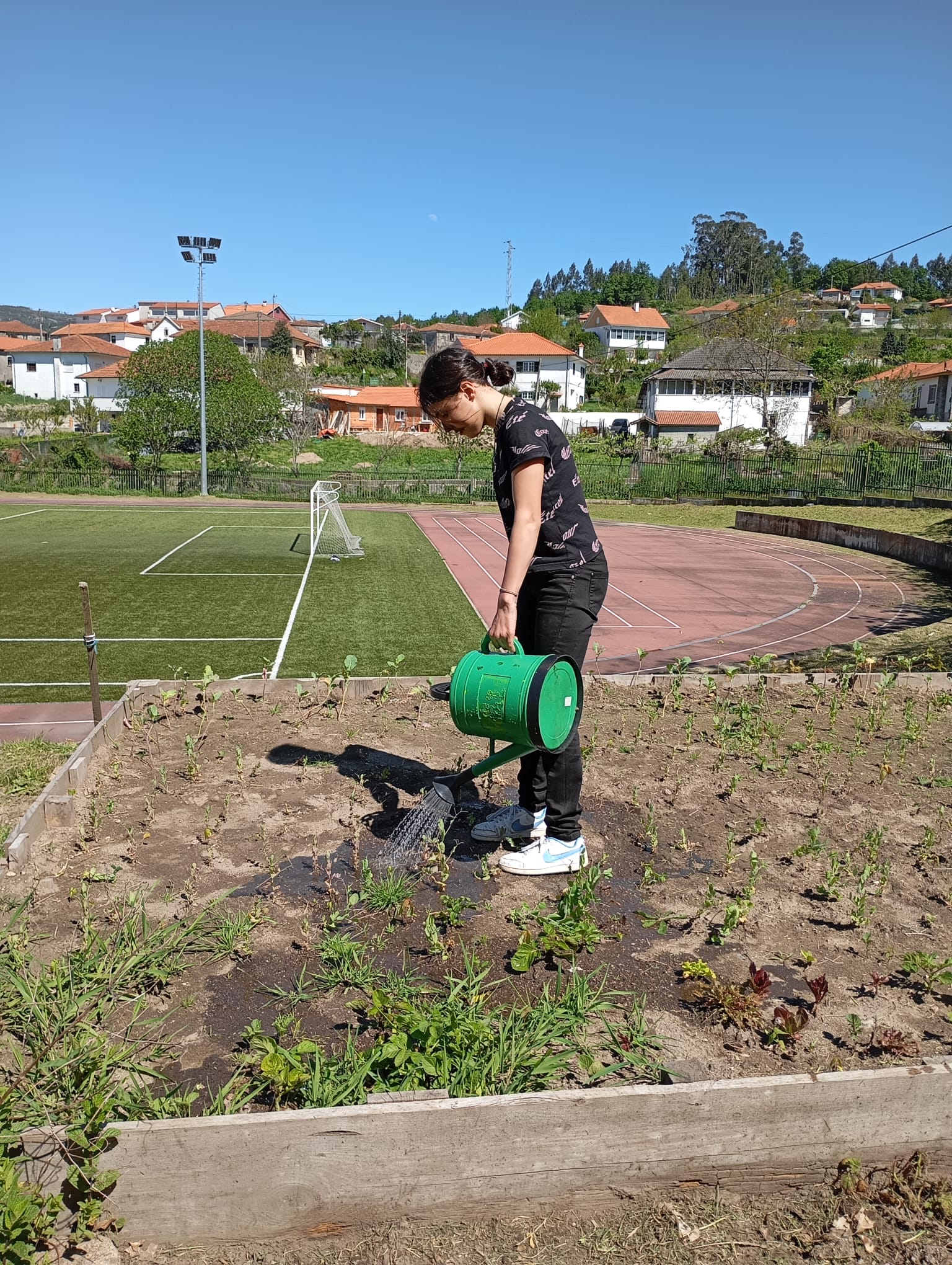 Rega da horta pelos meninos do Ensino Especial.
