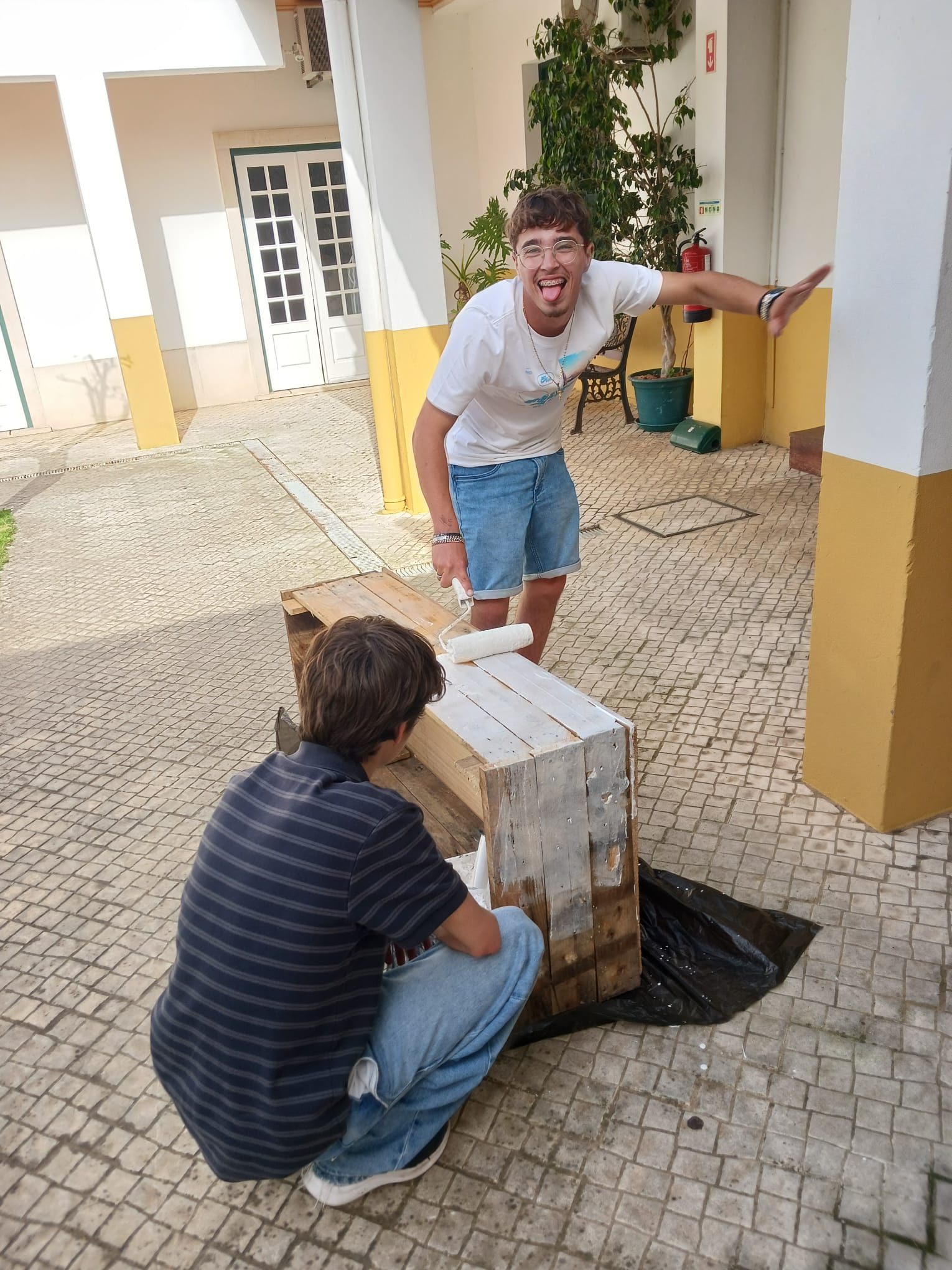 A começar a pintar a madeira da horta