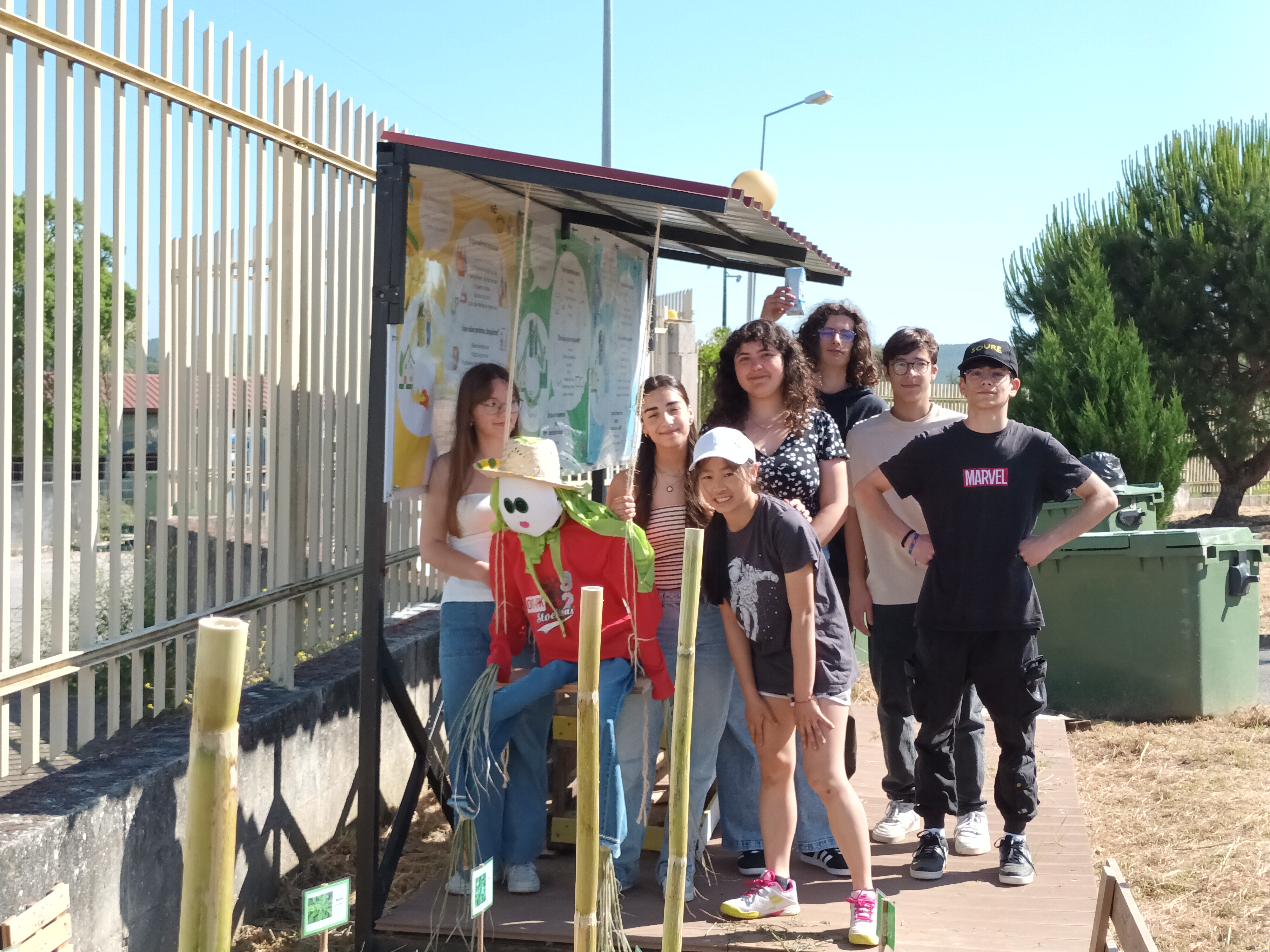 Os alunos que construíram e colocaram o espantalho na horta