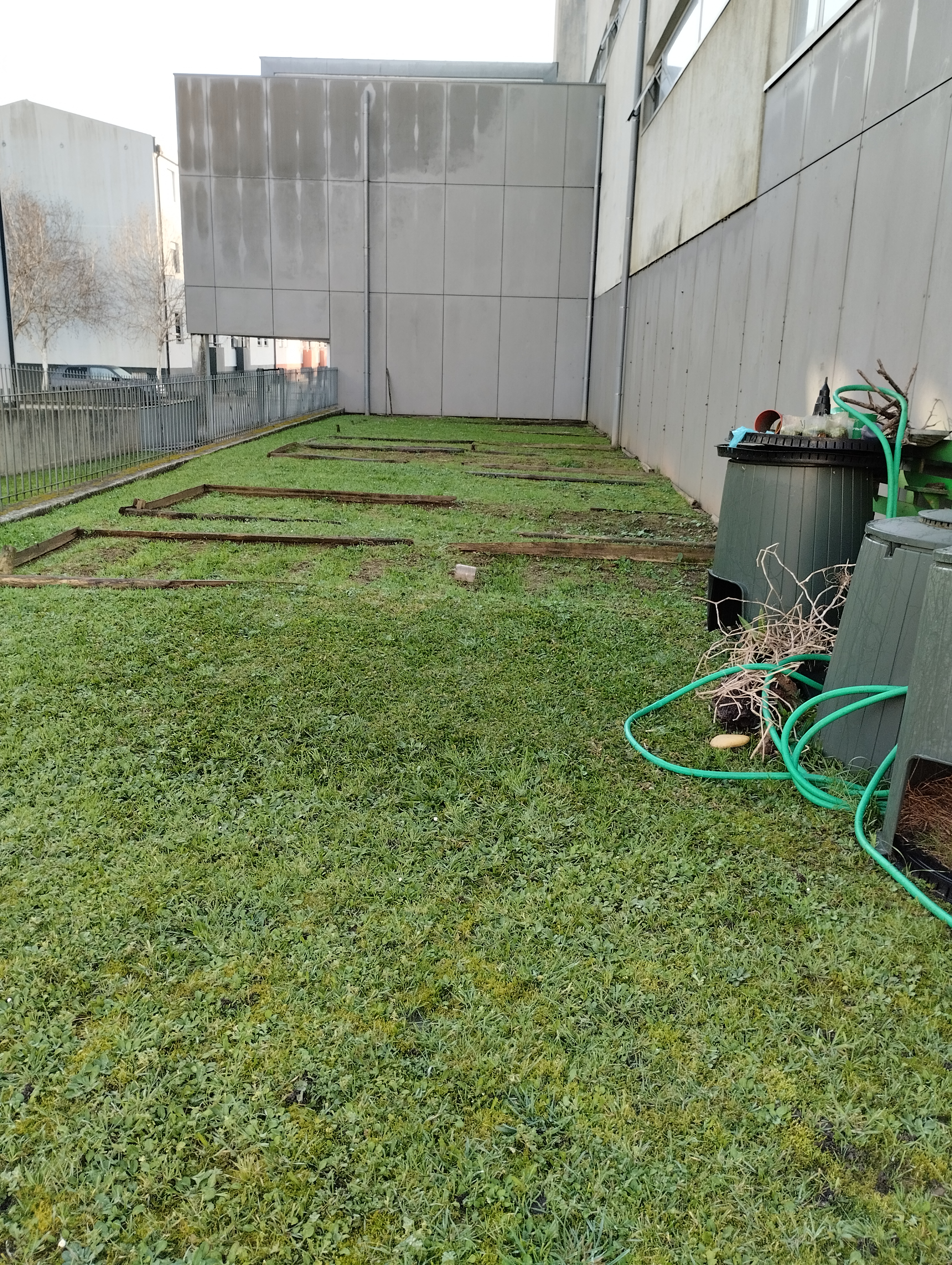 "Terra dos pequenos jardineiros"
Preparação da terra.