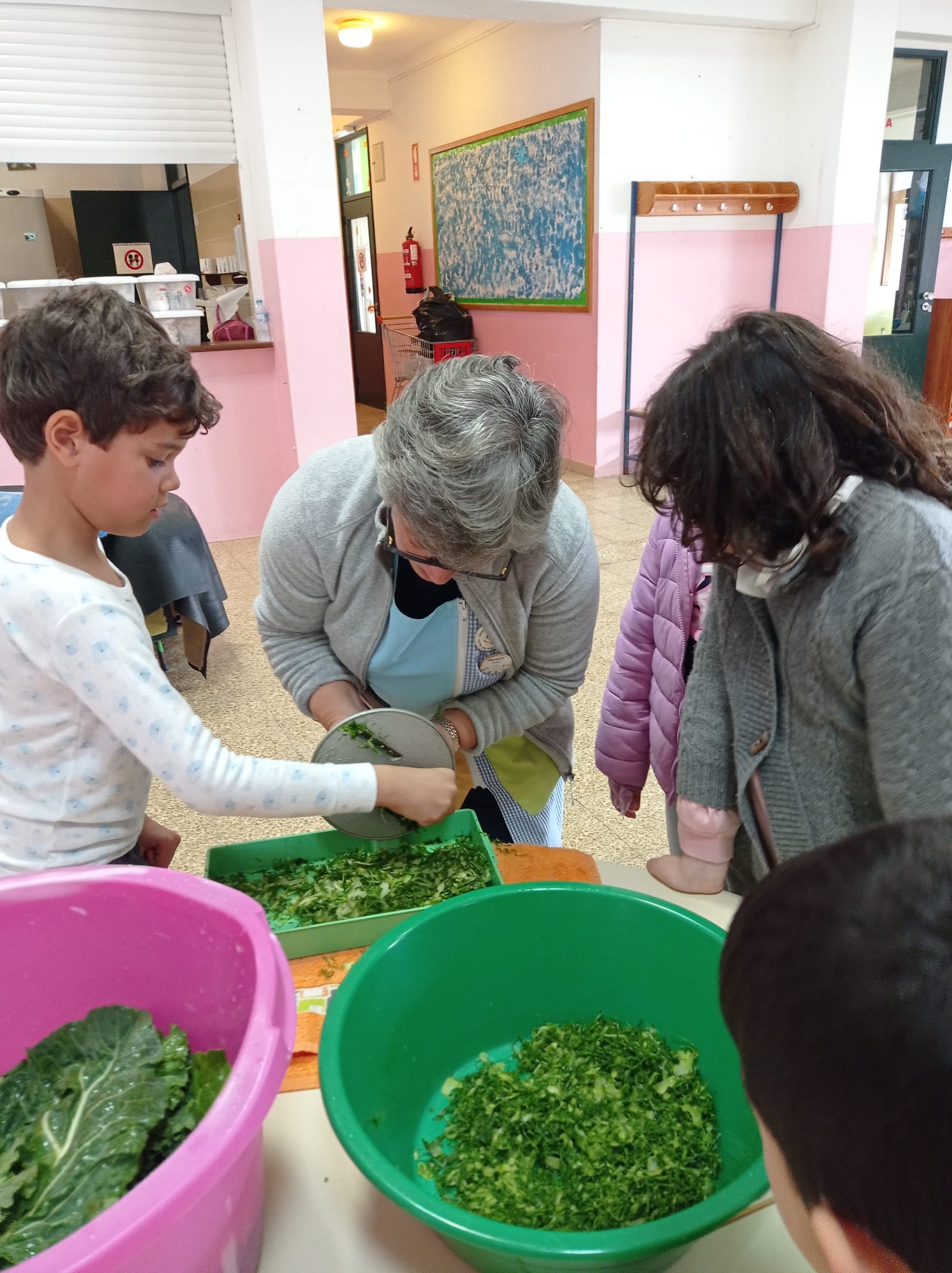 Cortar as couves para o caldo verde