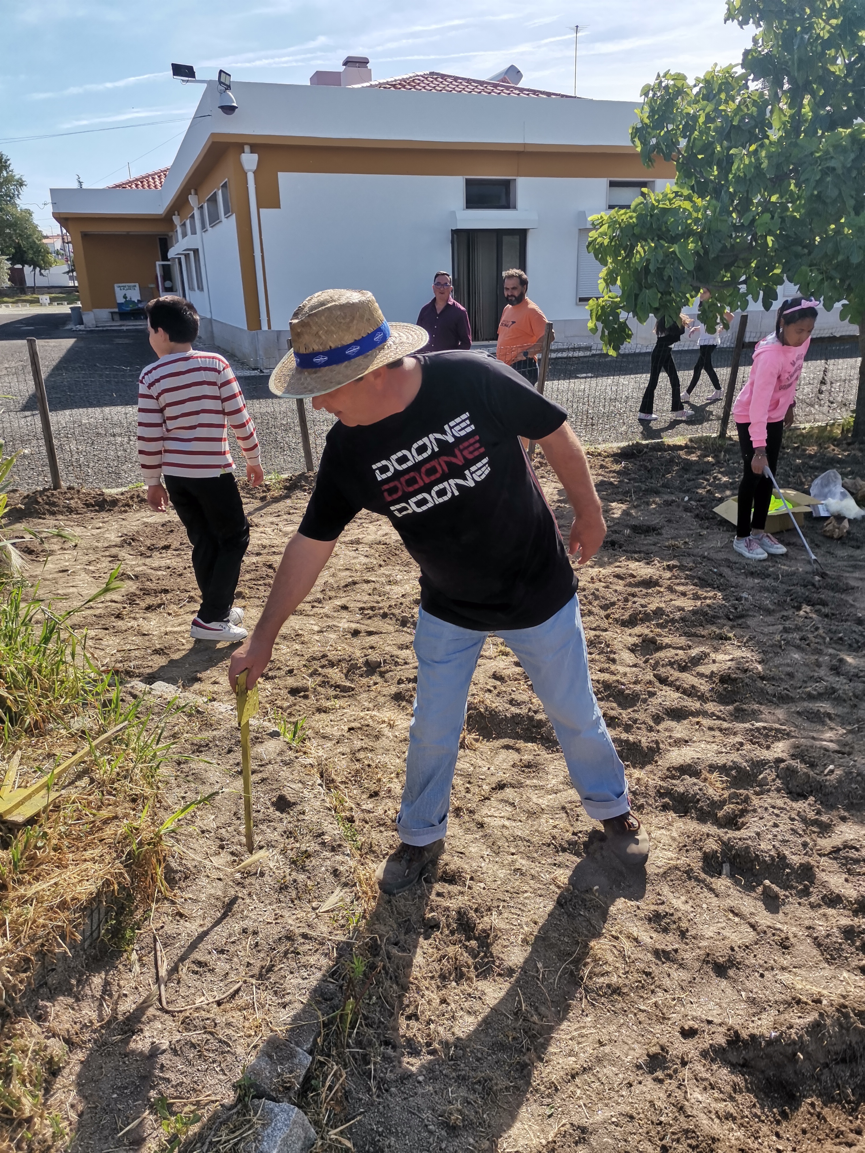 Familiares de alunos ajudam na horta